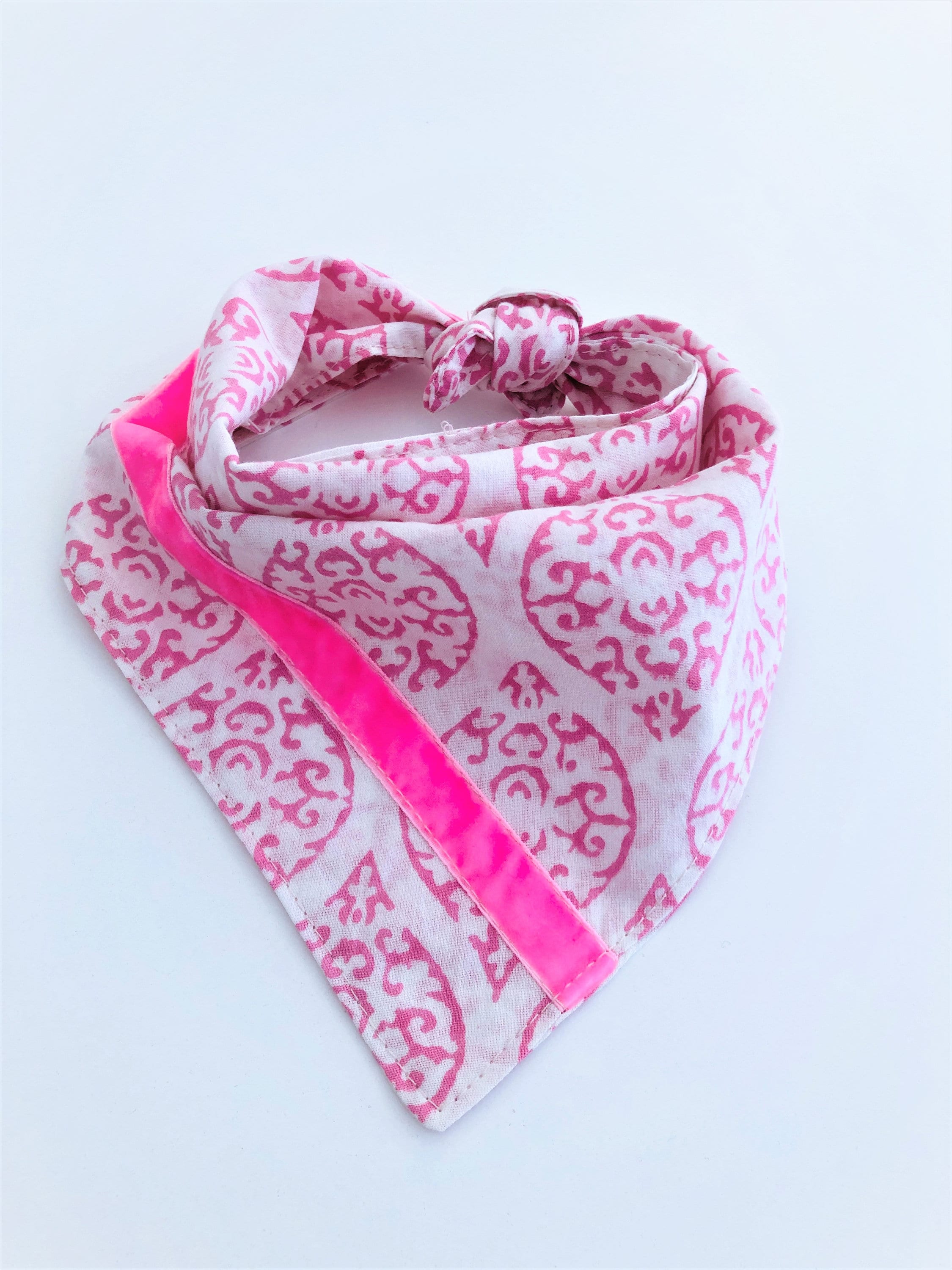 Weiß pinkes Hunde Halstuch | Bandana zum Wenden | Ethnomuster | Dreieckstuch zum Binden | Samtband | Gr. S