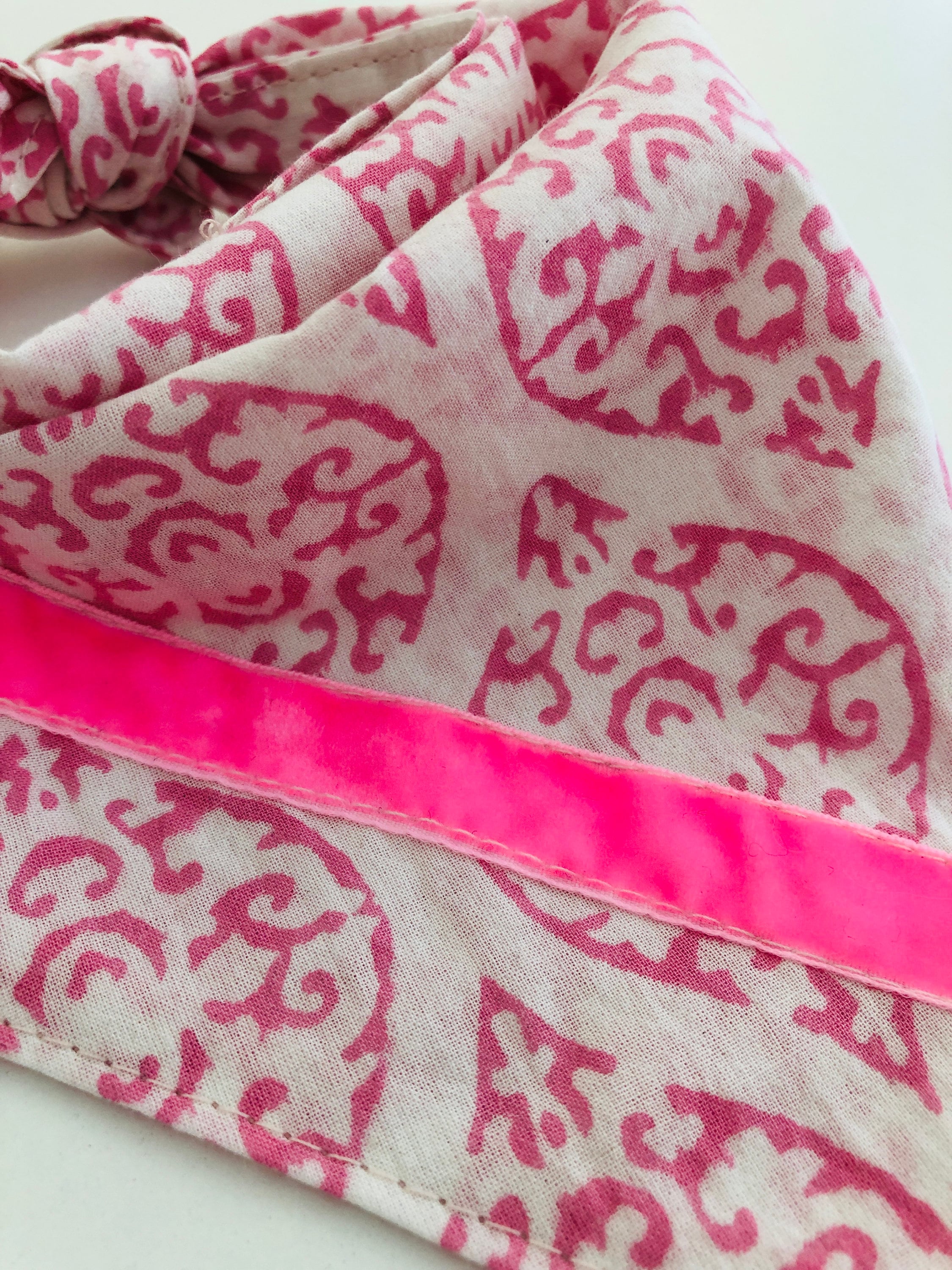 Weiß pinkes Hunde Halstuch | Bandana zum Wenden | Ethnomuster | Dreieckstuch zum Binden | Samtband | Gr. S