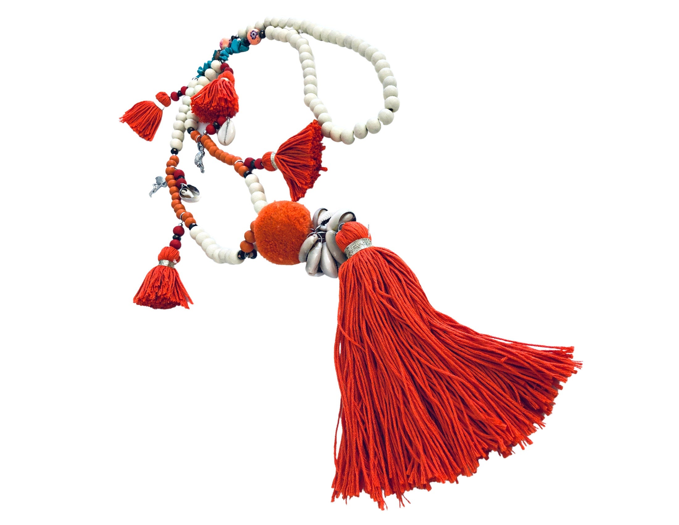 XXL Kette im Boho-Stil mit neon Orange | beige Perlen | Pompons Kaurimuscheln | Quasten | Ibiza Style