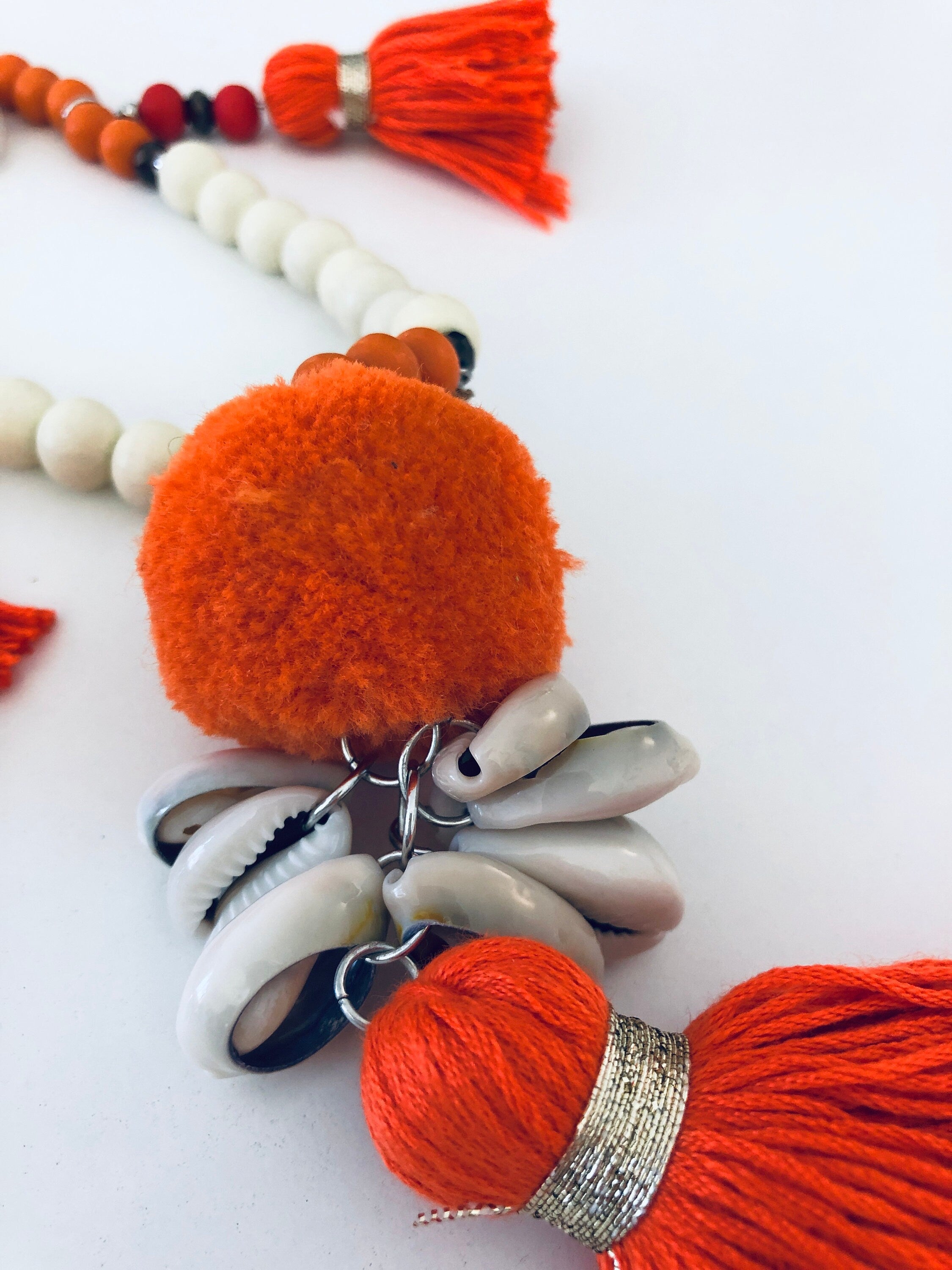 XXL Kette im Boho-Stil mit neon Orange | beige Perlen | Pompons Kaurimuscheln | Quasten | Ibiza Style