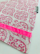 Weiß pinkes Hunde Halstuch | Bandana zum Wenden | Ethnomuster | Dreieckstuch zum Binden | Samtband | Gr. S