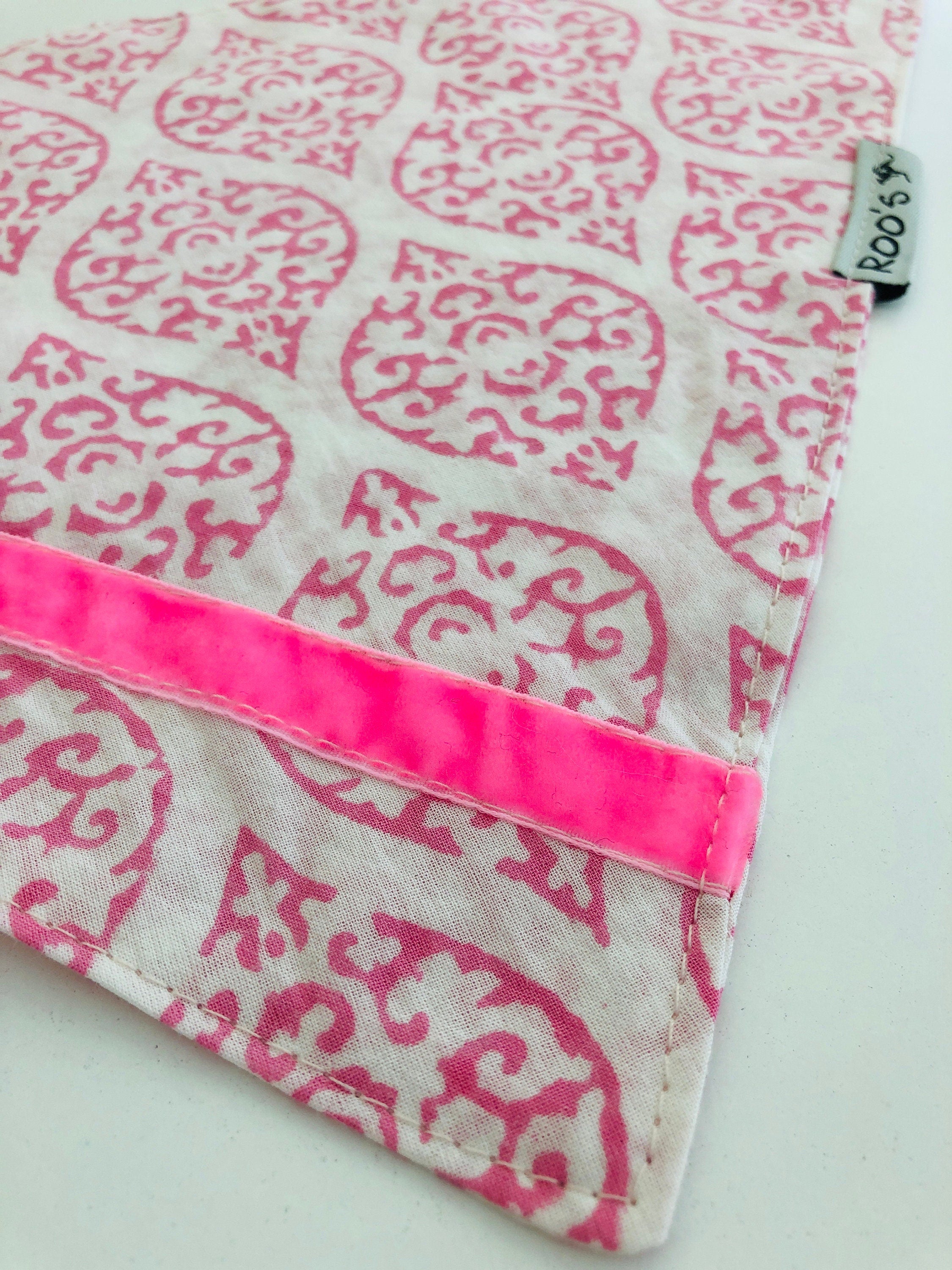 Weiß pinkes Hunde Halstuch | Bandana zum Wenden | Ethnomuster | Dreieckstuch zum Binden | Samtband | Gr. S
