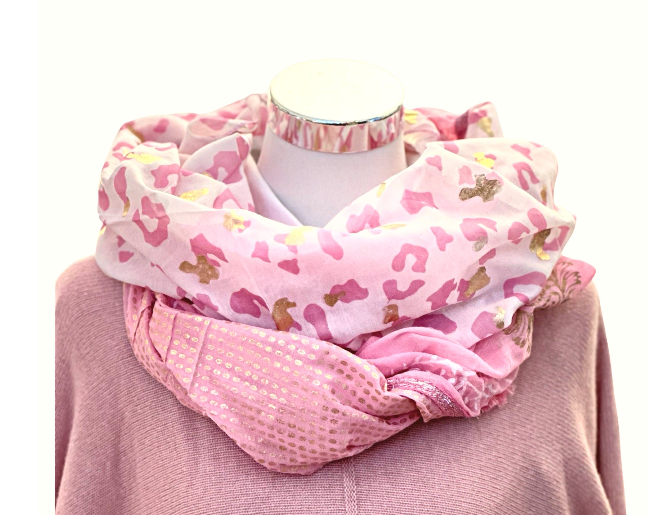 Rosa Tuch im Boho-Style | Leo | zartes Pink mit gold bedruckt | mit Quasten