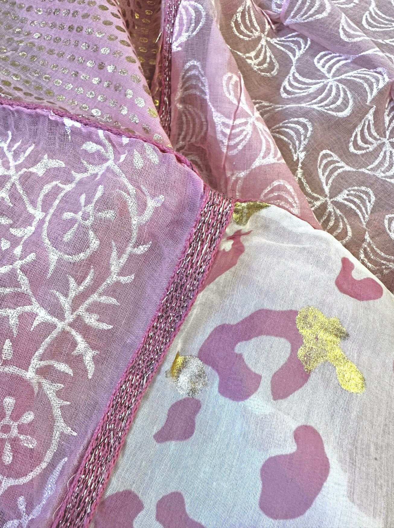 Rosa Tuch im Boho-Style | Leo | zartes Pink mit gold bedruckt | mit Quasten