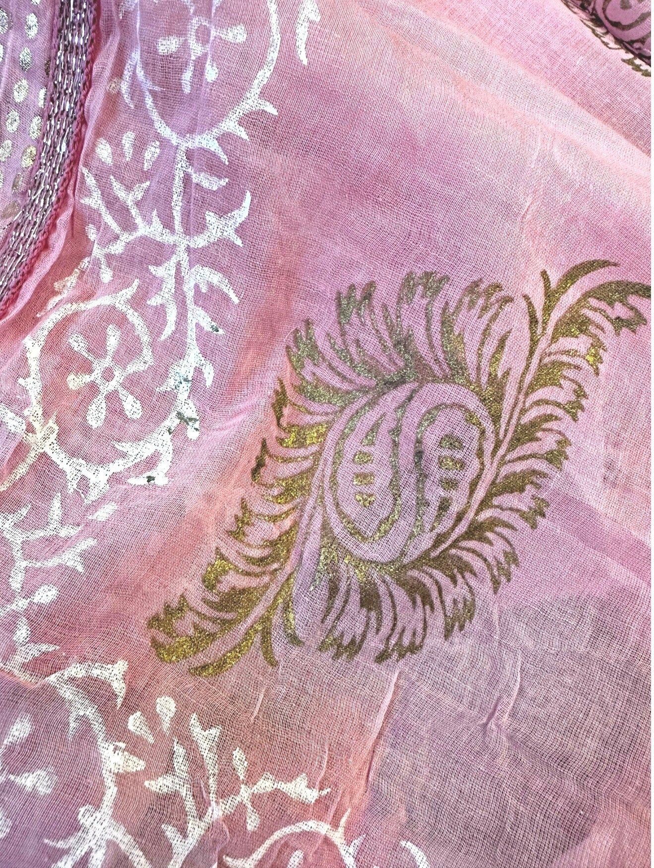 Rosa Tuch im Boho-Style | Leo | zartes Pink mit gold bedruckt | mit Quasten