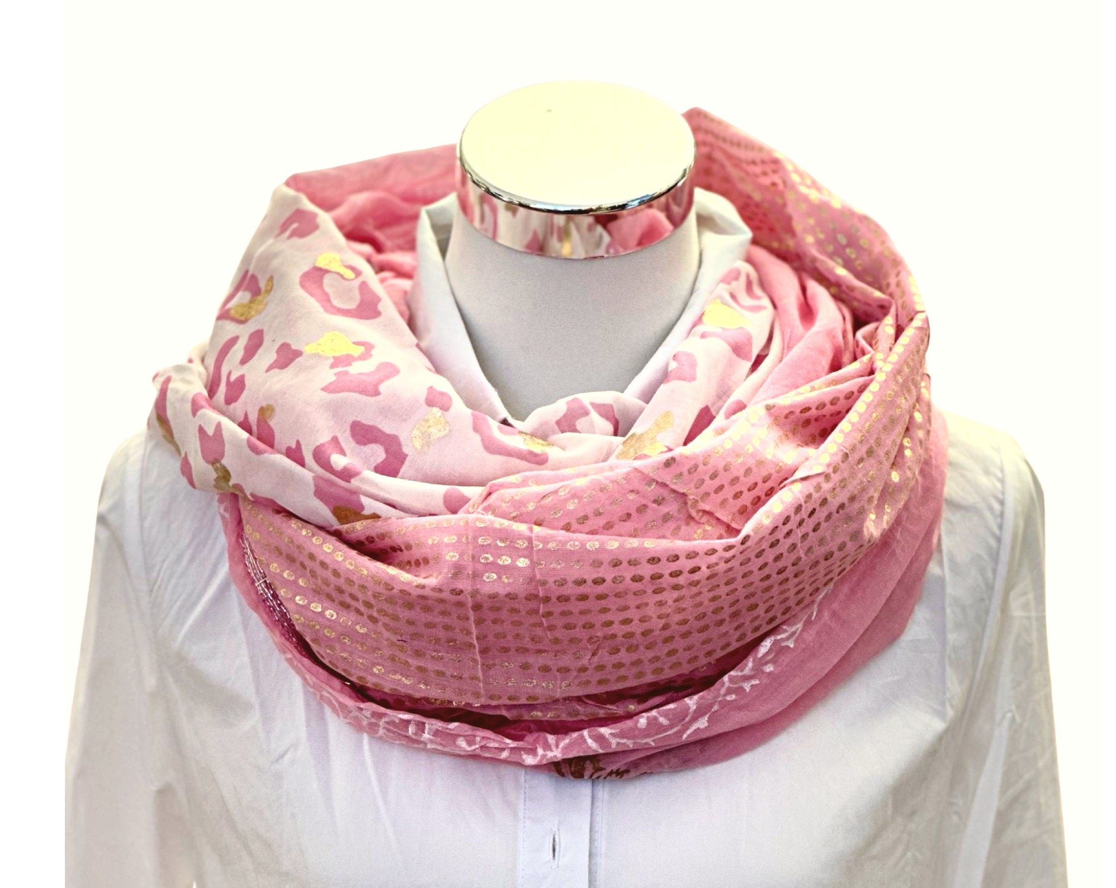 Rosa Tuch im Boho-Style | Leo | zartes Pink mit gold bedruckt | mit Quasten