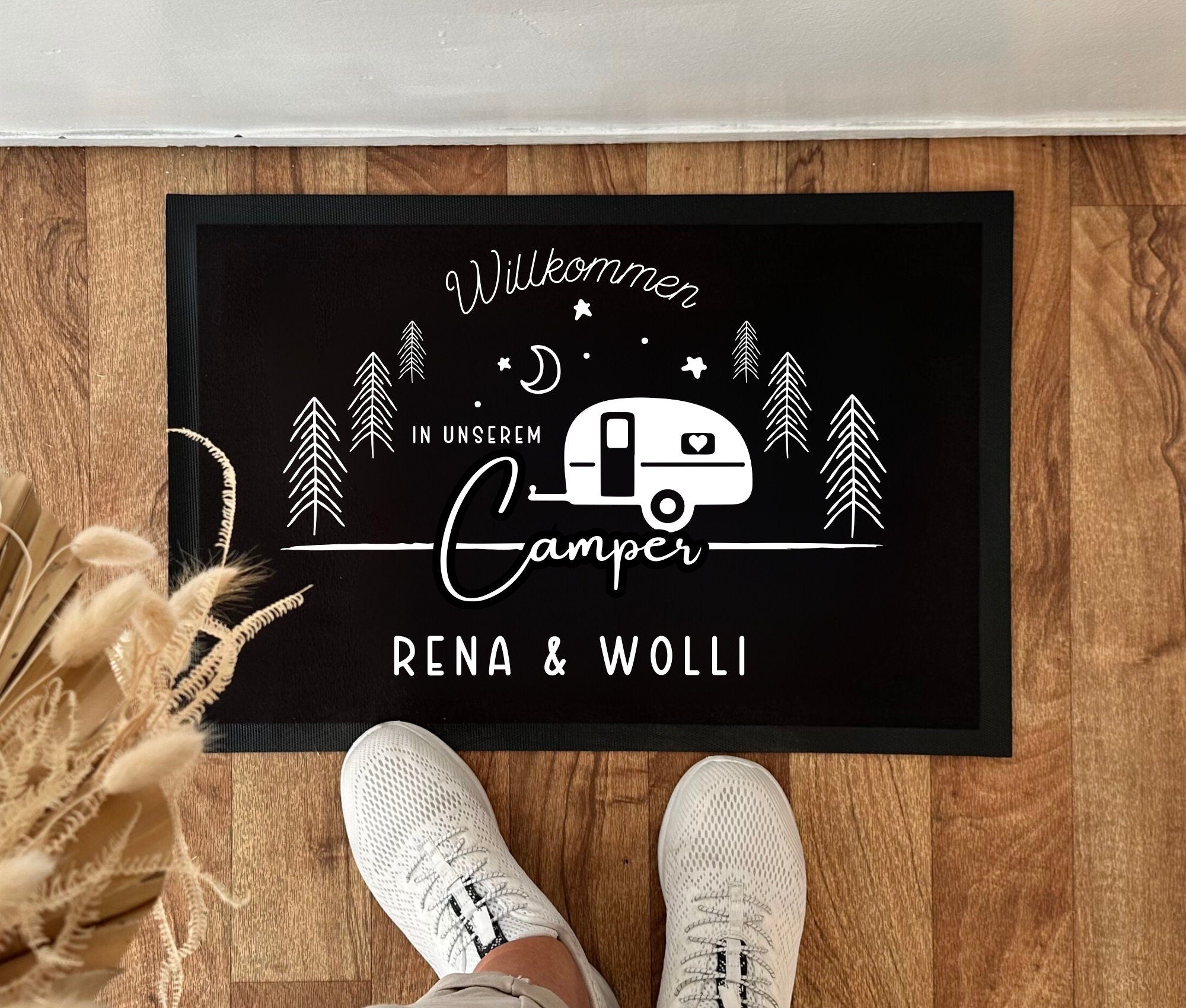 Camper Fußmatte | Personalisierte Fußmatte Camping | Geschenk Wohnmobil | schwarzer Fußabtreter mit Namen | WoMo nach Wahl einsetzbar