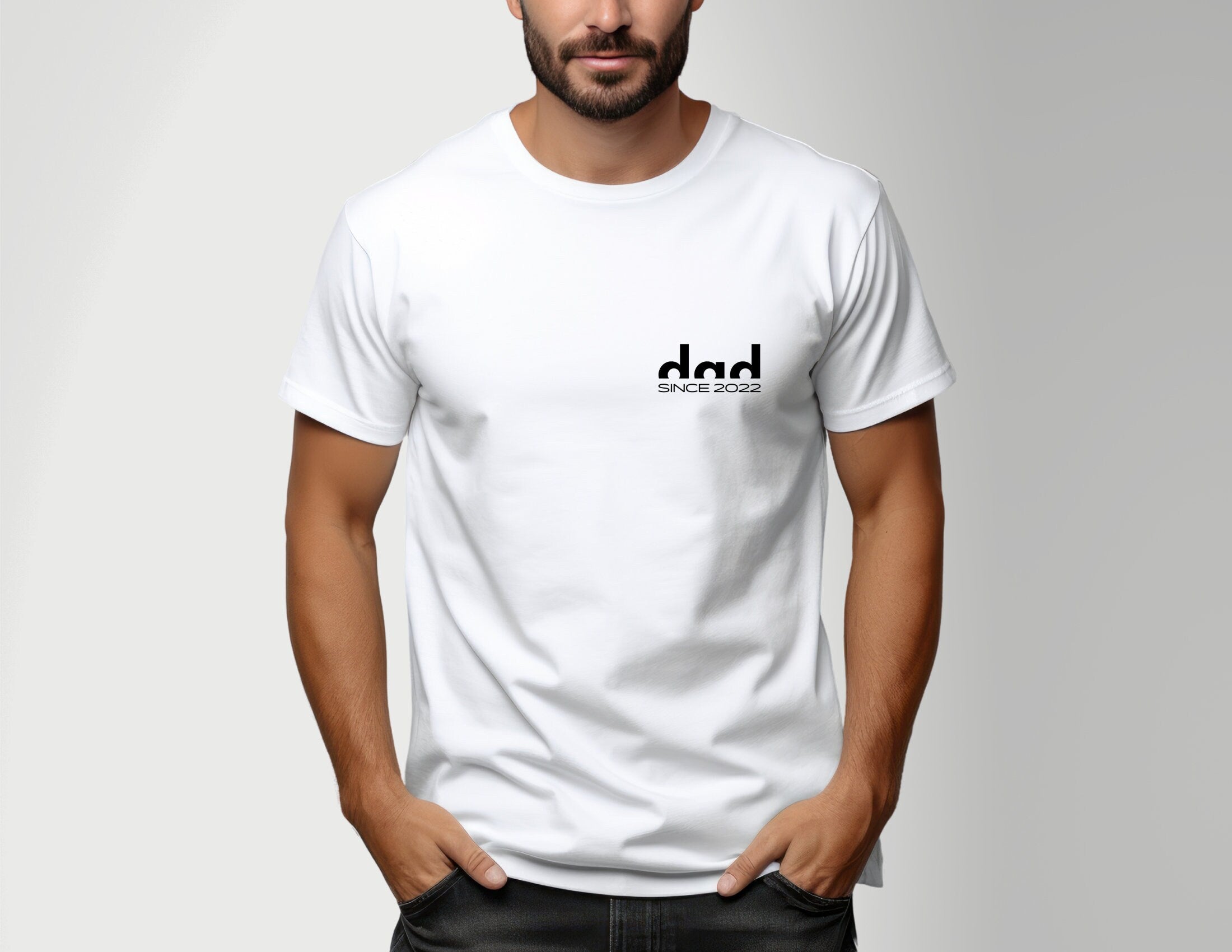 Personalisierbares Papa T-Shirt | minimalistisch | dezent | weißes Shirt mit kleiner Beschriftung in schwarz