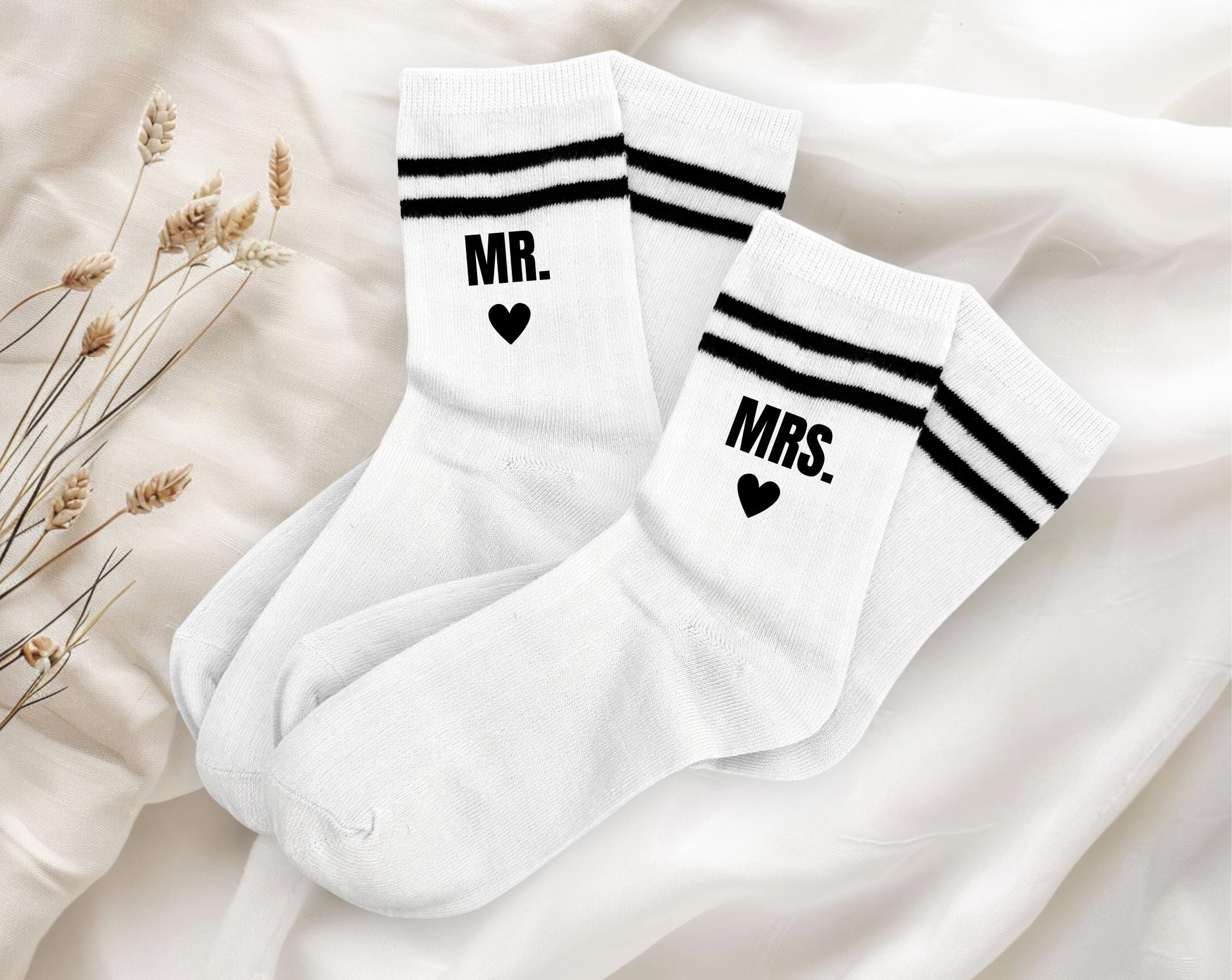 Socken für das Hochzeitspaar | Mr. und Mrs. | weiße Socken mit schwarzer Schrift