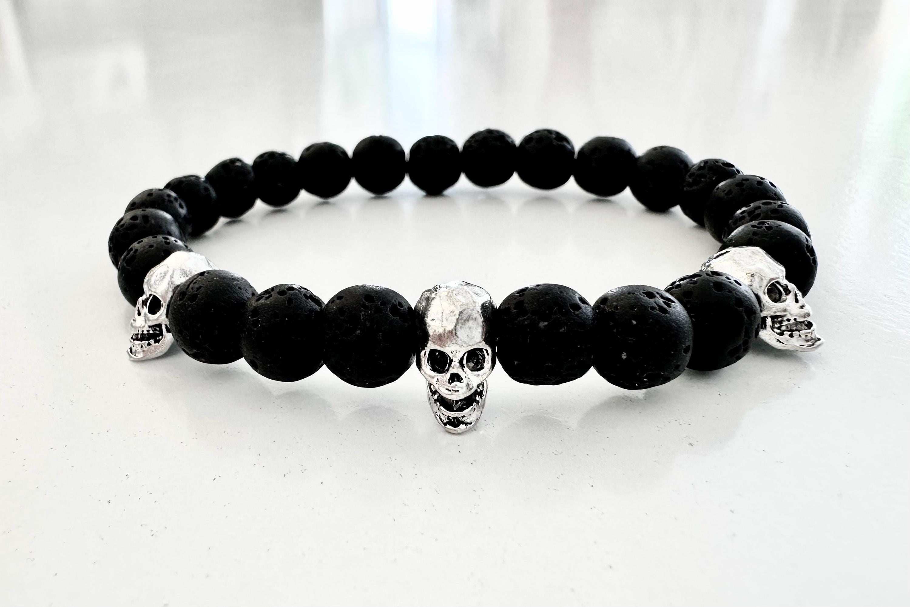 Armband mit drei Totenkopfperlen | Schädel | Skull | Lavaperlen Männerarmband | Perlenarmband | schwarz silber