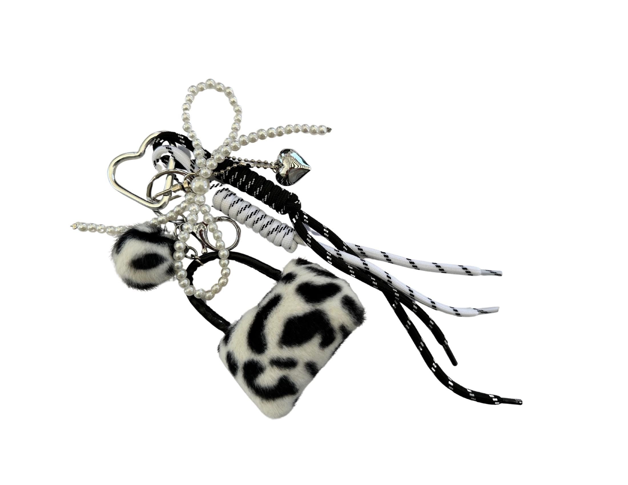 Anhänger Tasche schwarz weiß | Taschenschmuck Tasche Herz Seile Perlenschnur | Leofell Bag Charm