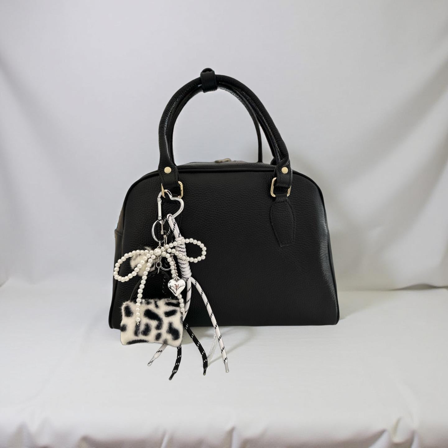 Anhänger Tasche schwarz weiß | Taschenschmuck Tasche Herz Seile Perlenschnur | Leofell Bag Charm