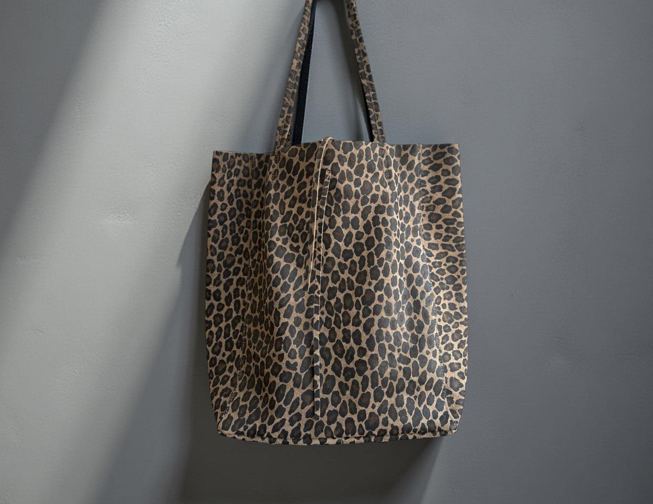 Leo Tasche aus Leder | Leopard | große Umhängetasche | Shopper Animal Print Leo Look | Anhänger Bag Charm Leotasche Katze