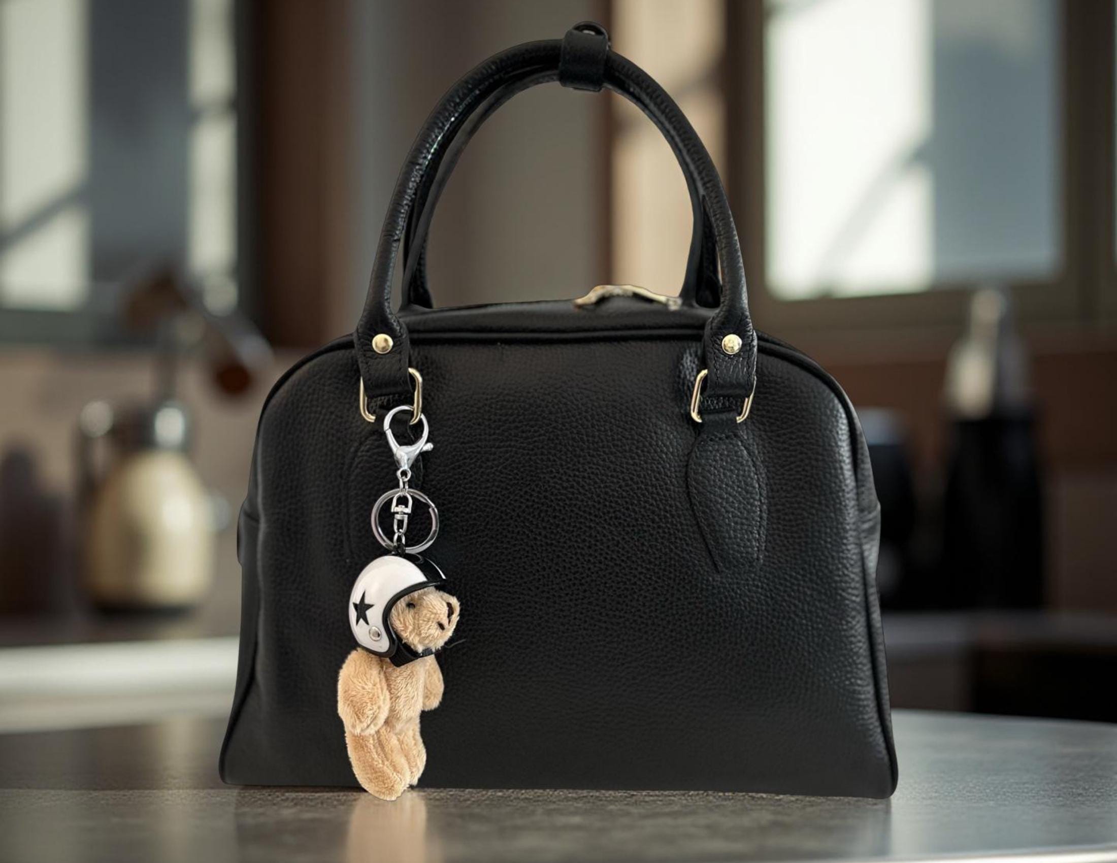Bag Charm Teddy mit Helm | Anhänger für Tasche oder Schlüssel | Taschenschmuck Taschenanhänger | Bag Charm-Helm in weiß, rosa oder hellblau