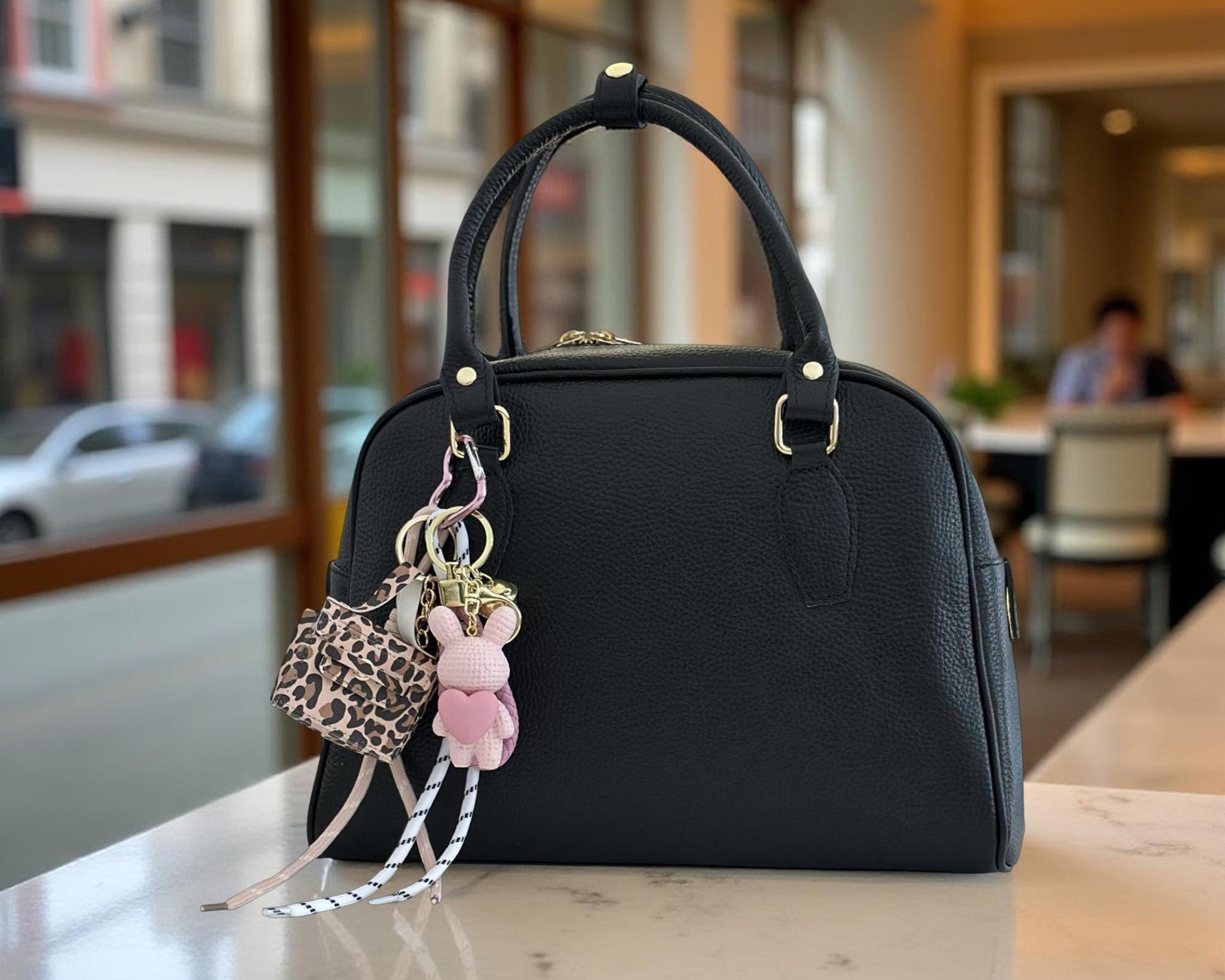 Anhänger Hase mit Herz und kleiner Leo Tasche | Taschenschmuck Taschenanhänger | Bag Charm rosa oder weiß