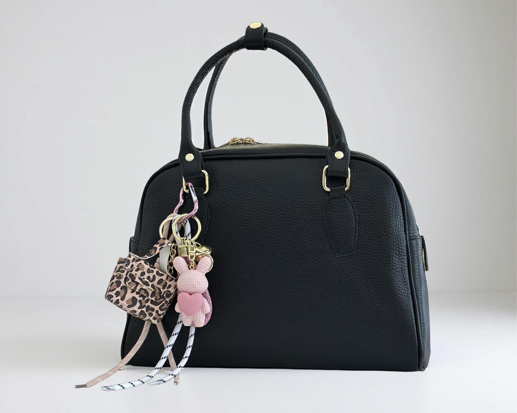 Anhänger Hase mit Herz und kleiner Leo Tasche | Taschenschmuck Taschenanhänger | Bag Charm rosa oder weiß