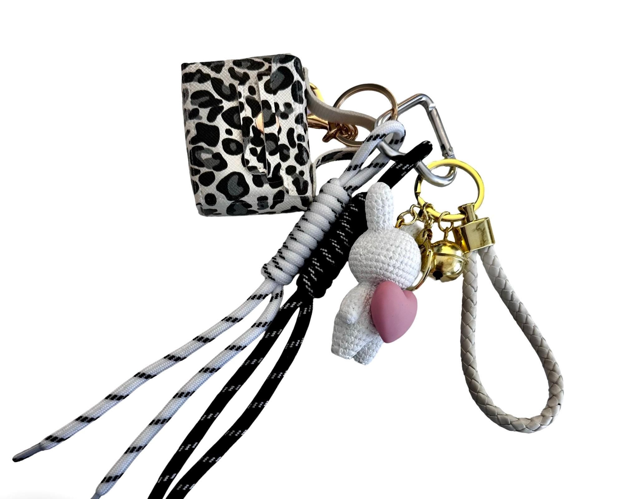 Anhänger Hase mit Herz und kleiner Leo Tasche | Taschenschmuck Taschenanhänger | Bag Charm rosa oder weiß