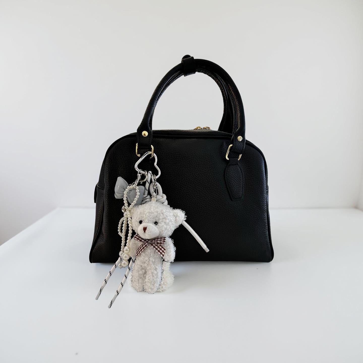 Teddy in weiß | Anhänger für Tasche oder Schlüssel | Taschenschmuck Taschenanhänger | Bag Charm mit Schleifen und Perlen