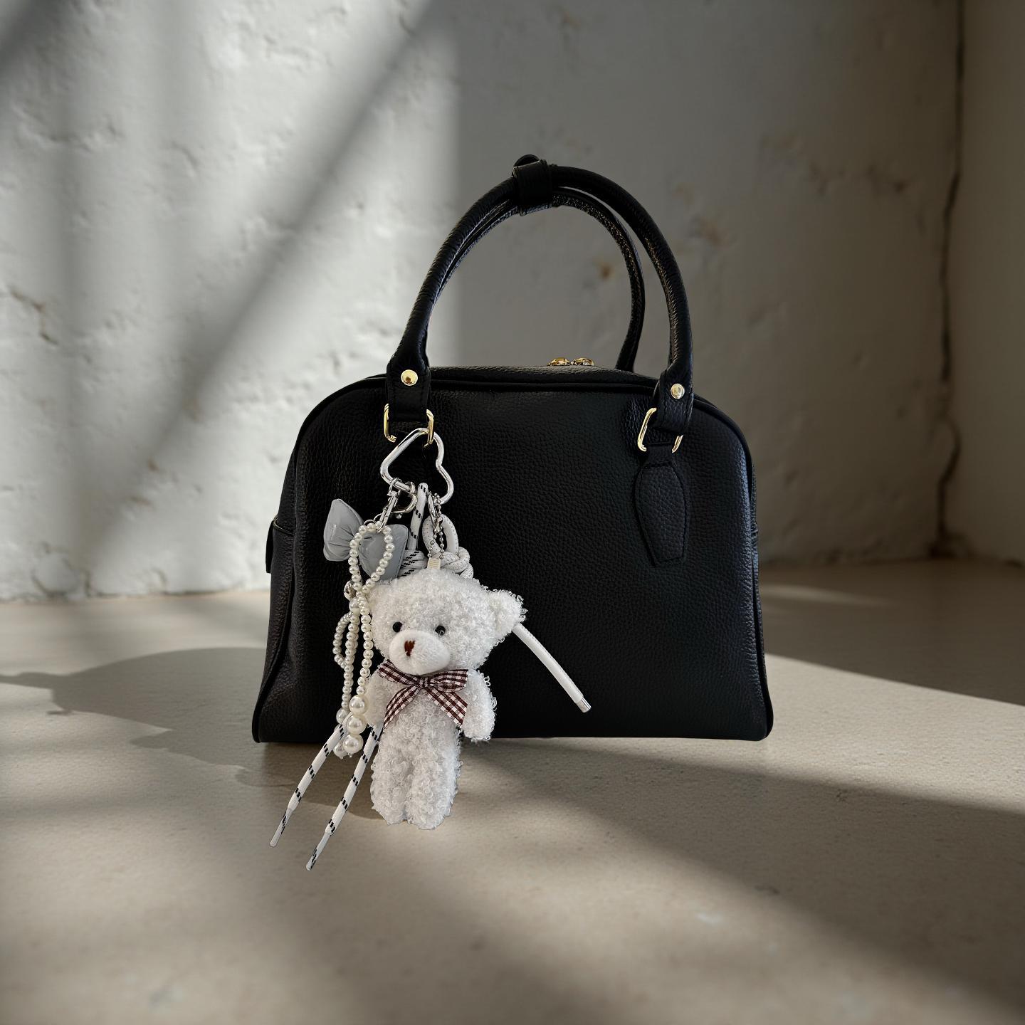 Teddy in weiß | Anhänger für Tasche oder Schlüssel | Taschenschmuck Taschenanhänger | Bag Charm mit Schleifen und Perlen