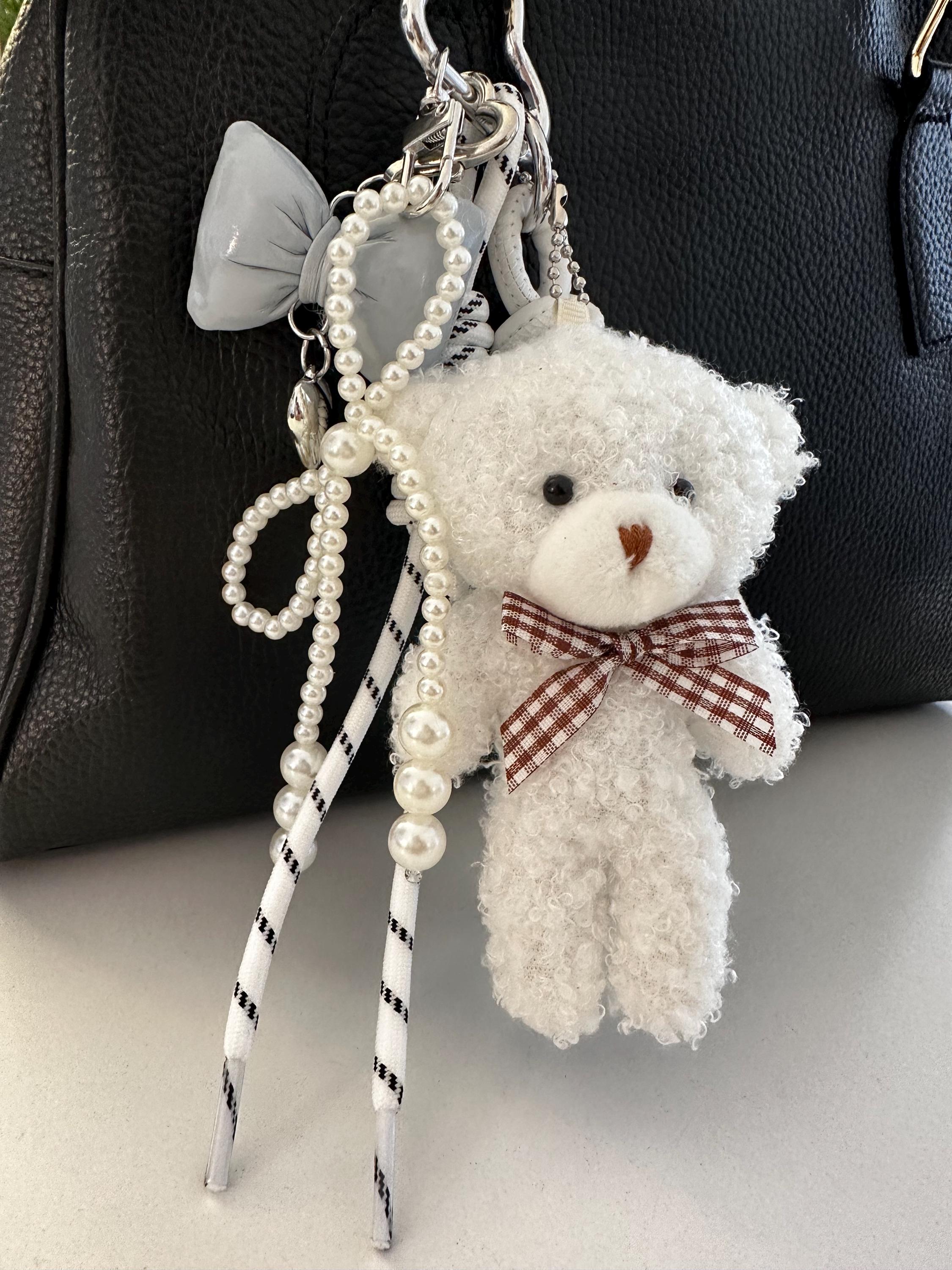 Teddy in weiß | Anhänger für Tasche oder Schlüssel | Taschenschmuck Taschenanhänger | Bag Charm mit Schleifen und Perlen