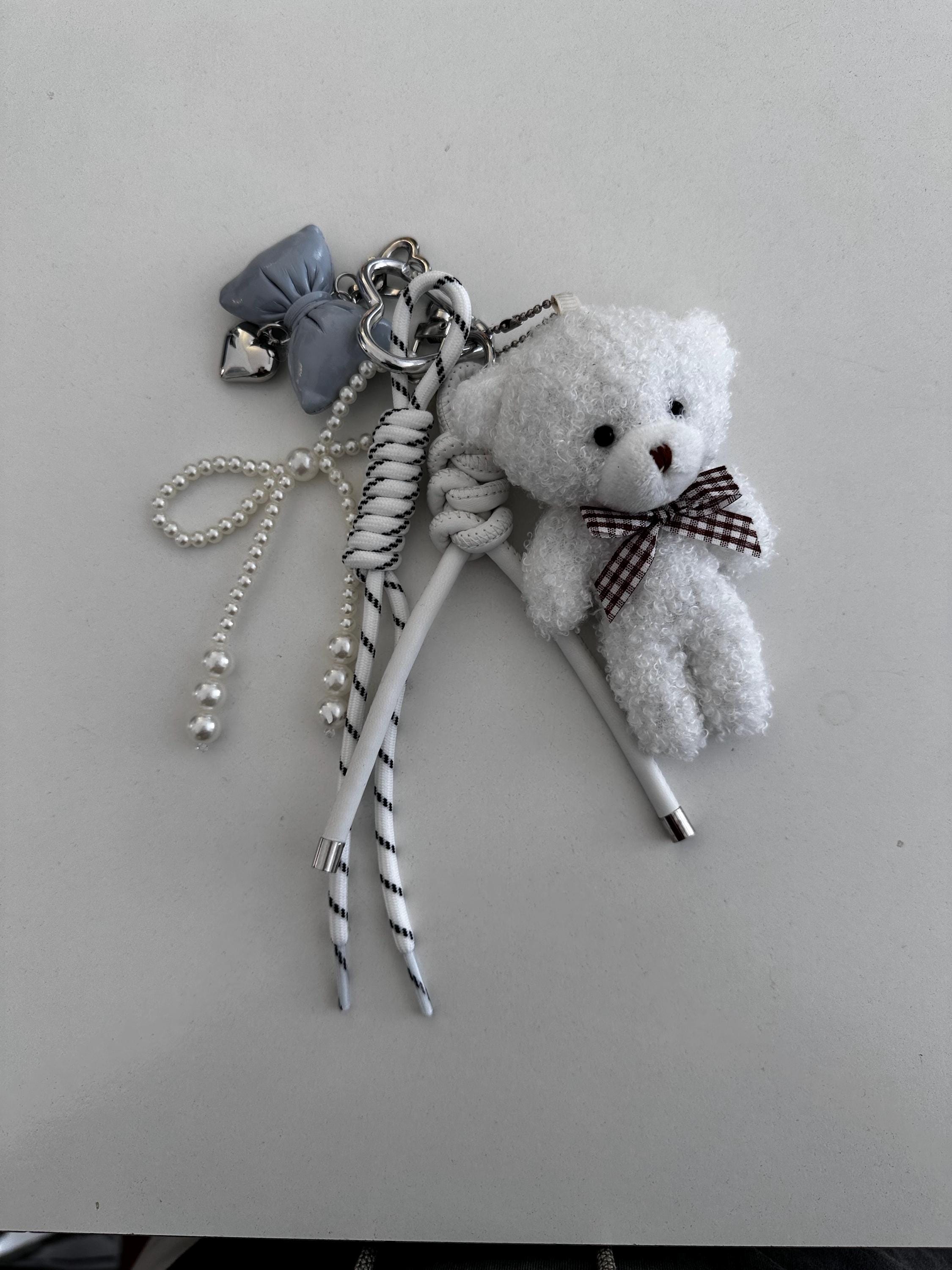 Teddy in weiß | Anhänger für Tasche oder Schlüssel | Taschenschmuck Taschenanhänger | Bag Charm mit Schleifen und Perlen