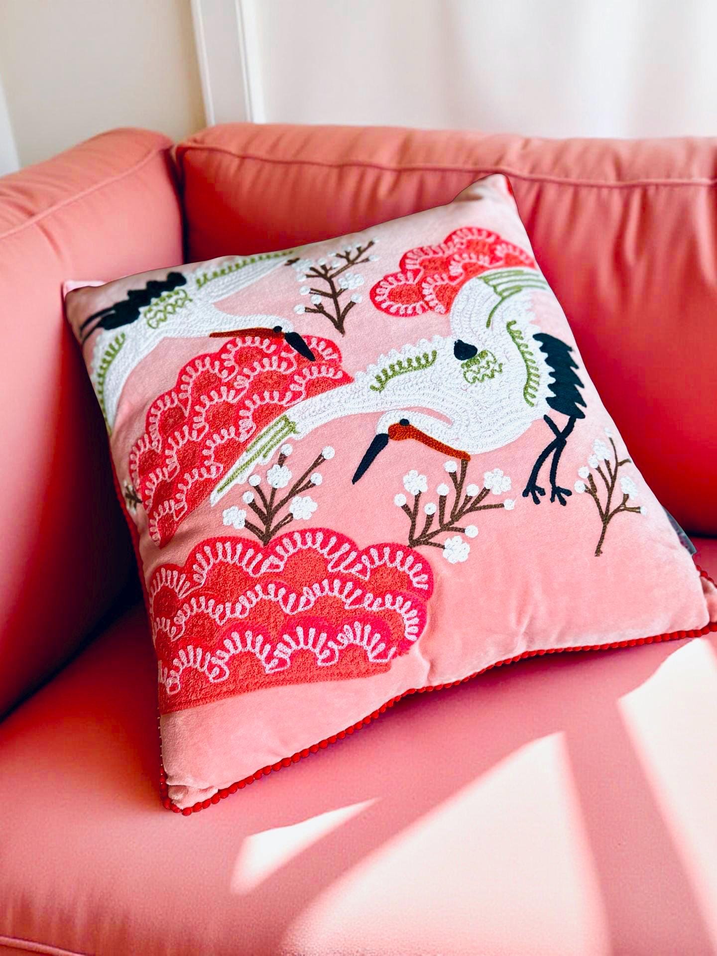 Kissen Vögel | pinkes besticktes Samtkissen | Baumwolle Kissenbezug | 45 x 45 cm | Samt pink rosa mit Füllung