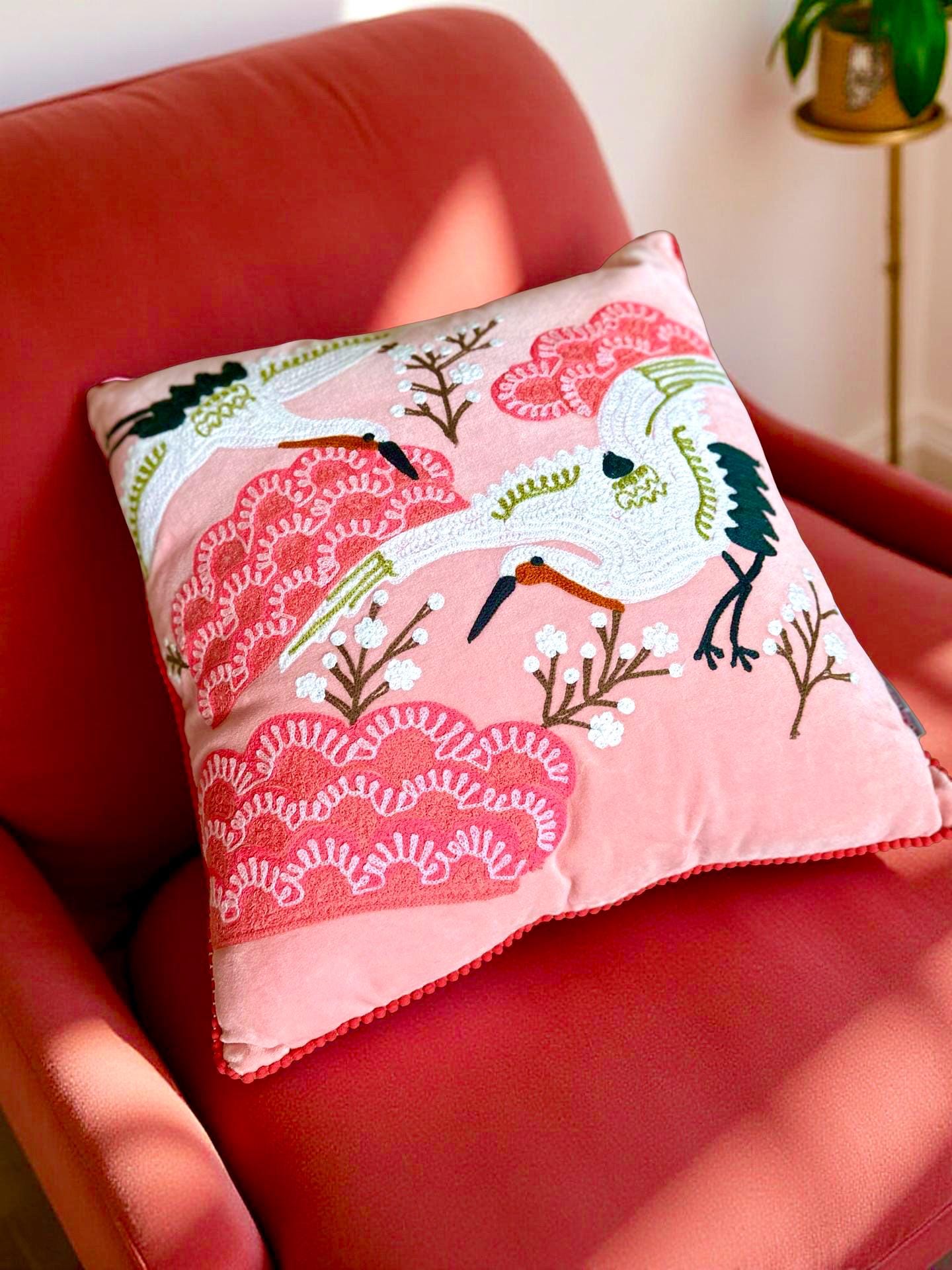 Kissen Vögel | pinkes besticktes Samtkissen | Baumwolle Kissenbezug | 45 x 45 cm | Samt pink rosa mit Füllung