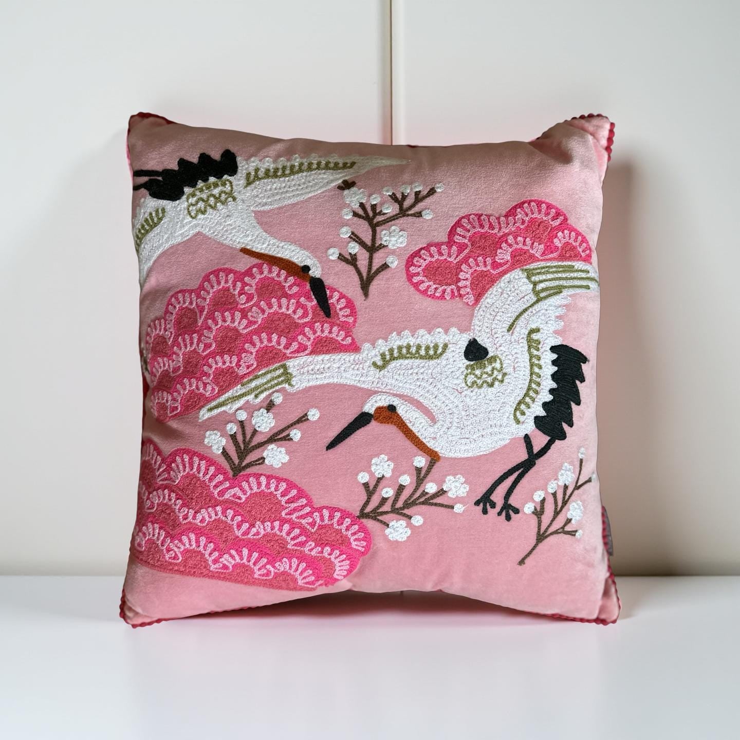 Kissen Vögel | pinkes besticktes Samtkissen | Baumwolle Kissenbezug | 45 x 45 cm | Samt pink rosa mit Füllung
