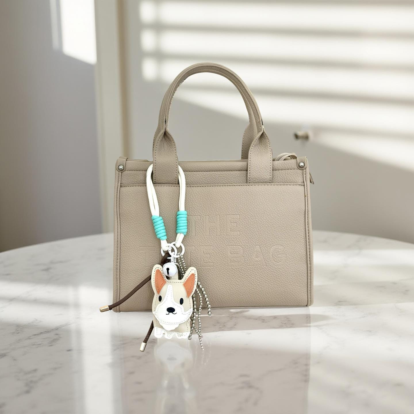 Hunde Anhänger | mit kleinen Ketten, Glöckchen und Schnüren | Taschenschmuck Taschenanhänger | Bag Charm mit Hund