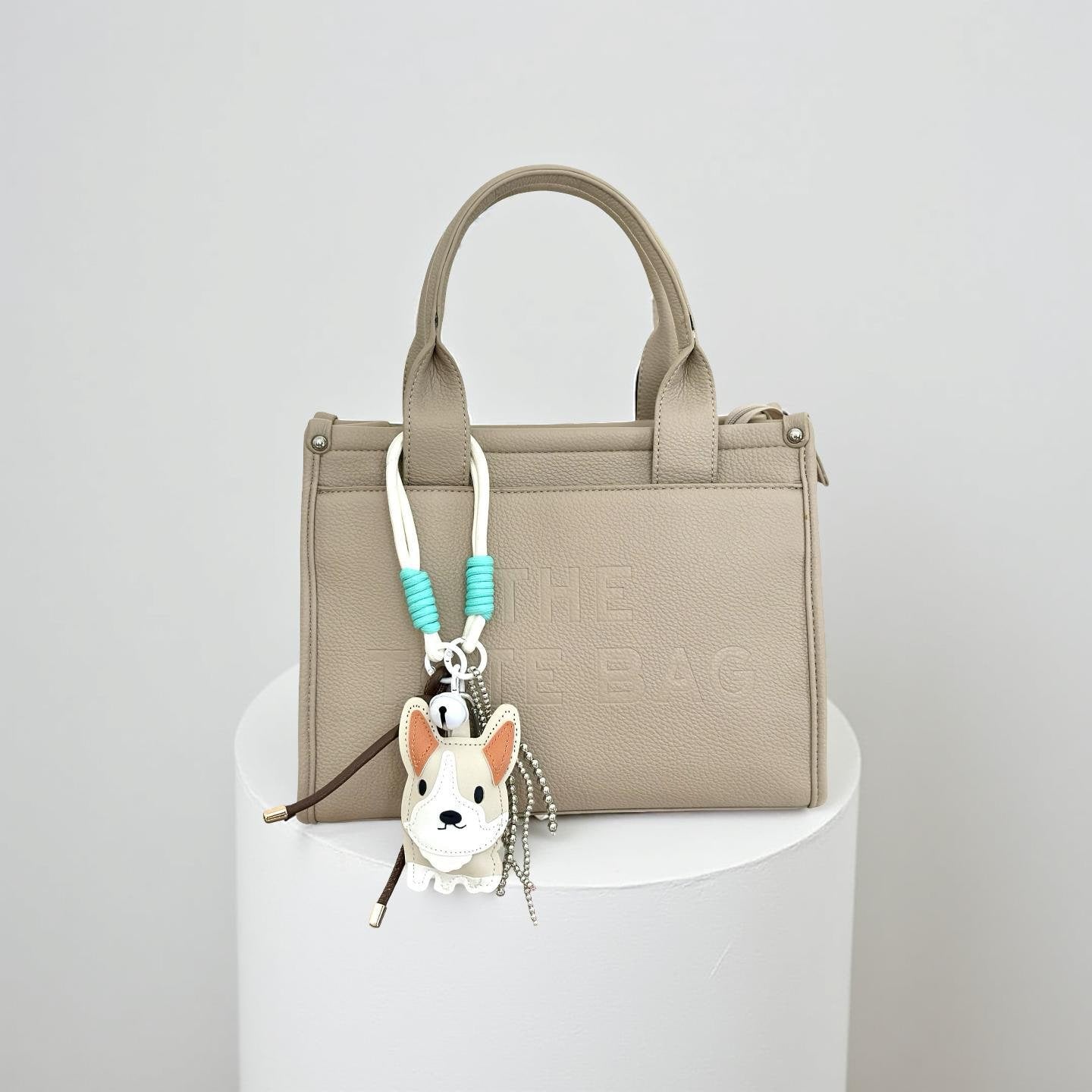 Hunde Anhänger | mit kleinen Ketten, Glöckchen und Schnüren | Taschenschmuck Taschenanhänger | Bag Charm mit Hund