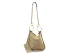 Hobo Tasche aus beigem Veloursleder mit großen Goldringen | Lässig, stylisch & praktisch