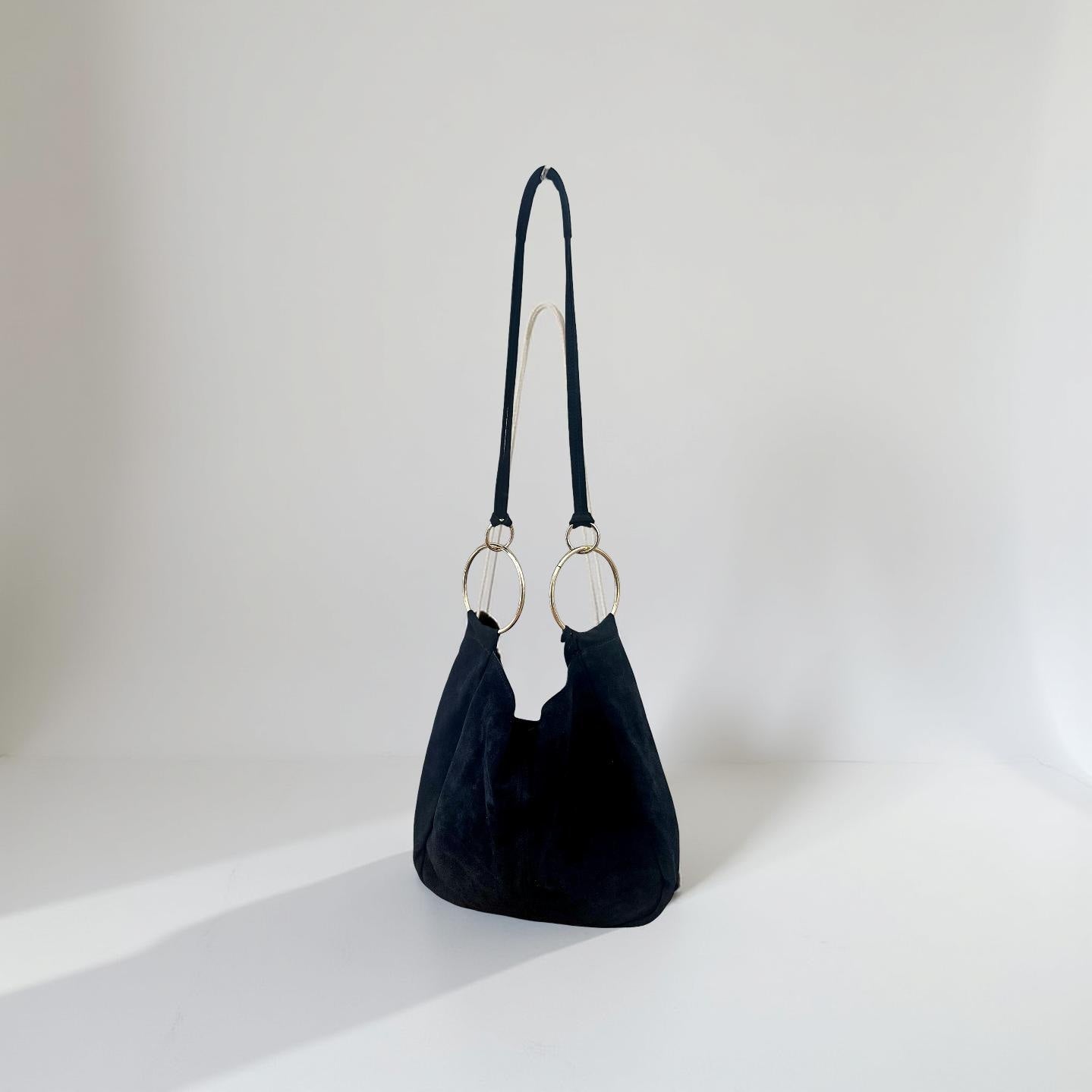 Hobo Tasche aus schwarzem Veloursleder mit großen Goldringen | Lässig, stylisch & praktisch