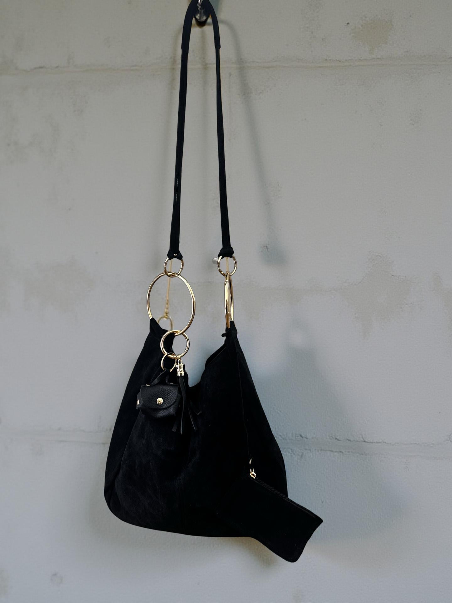 Hobo Tasche aus schwarzem Veloursleder mit großen Goldringen | Lässig, stylisch & praktisch