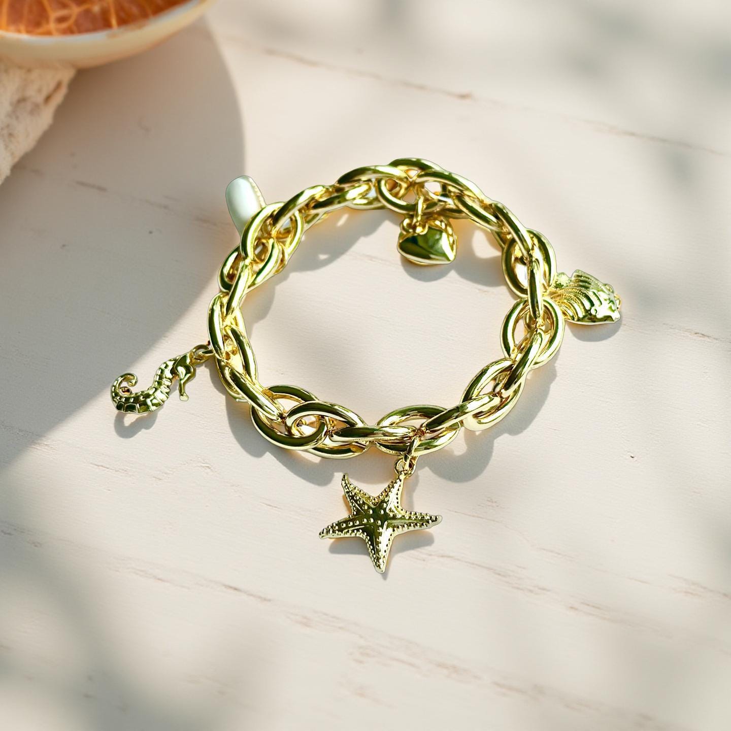 Goldenes Armband | elastisches Gliederketten Armband mit Charms wie Seestern, Seepferdchen, Herz, Fisch und Muschel
