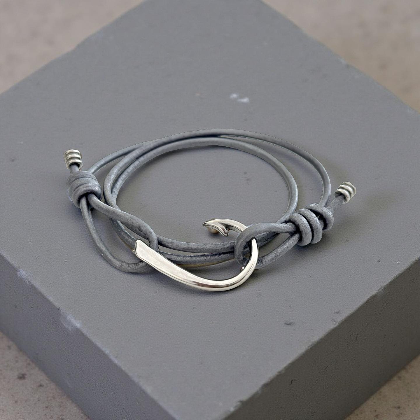 Graues Wickelarmband aus Leder | Angelhaken | für Männer | Lederband Edelstahl | Männerschmuck | Geschenk Armband für Mann