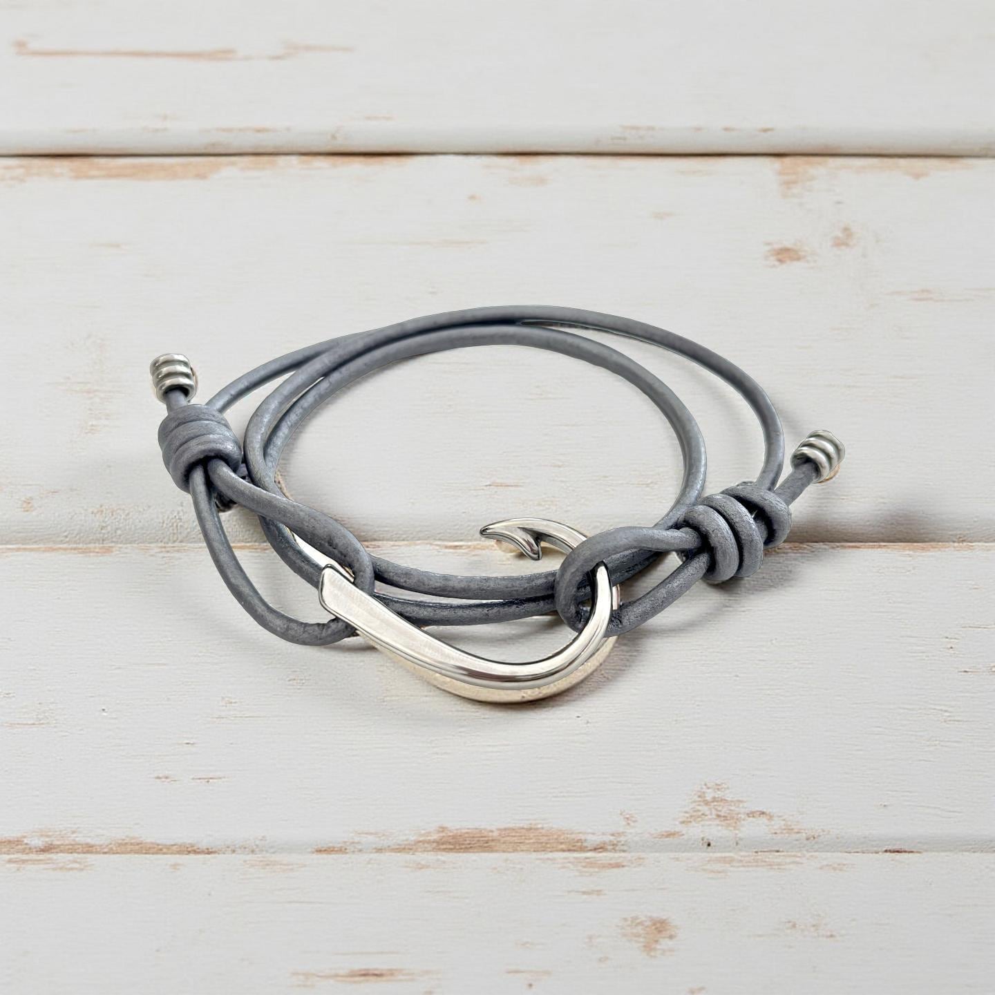 Graues Wickelarmband aus Leder | Angelhaken | für Männer | Lederband Edelstahl | Männerschmuck | Geschenk Armband für Mann