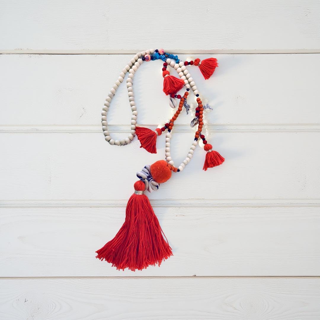 XXL Kette im Boho-Stil mit neon Orange | beige Perlen | Pompons Kaurimuscheln | Quasten | Ibiza Style