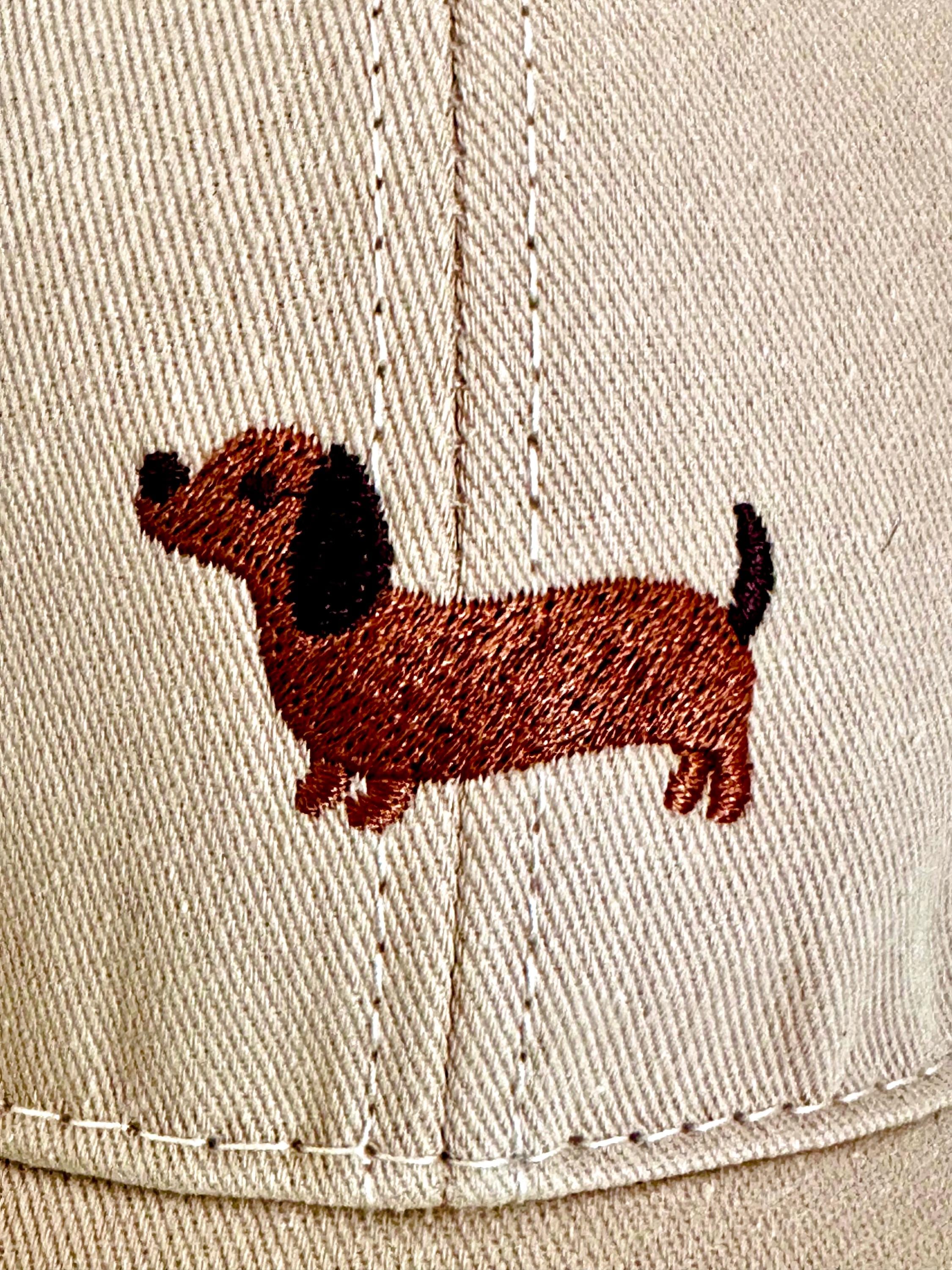 Basecap mit Dackel Stickmotiv | Baseball Kappe beige | Hund | gestickt
