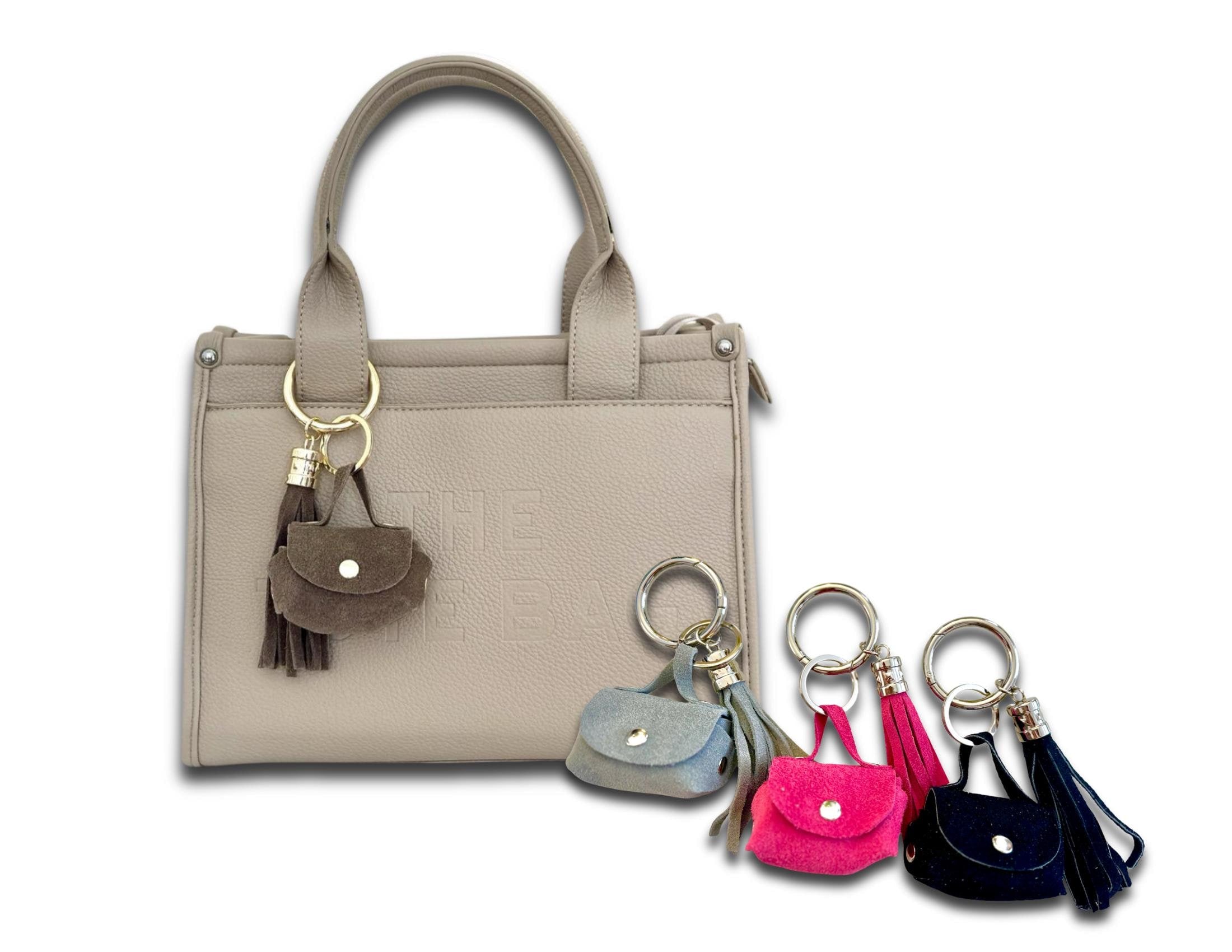 Brauner Anhänger aus Leder mit goldenem Karabiner | kleine Tasche und Quaste | Taschenschmuck Taschenanhänger | Bag Charm braun mit gold