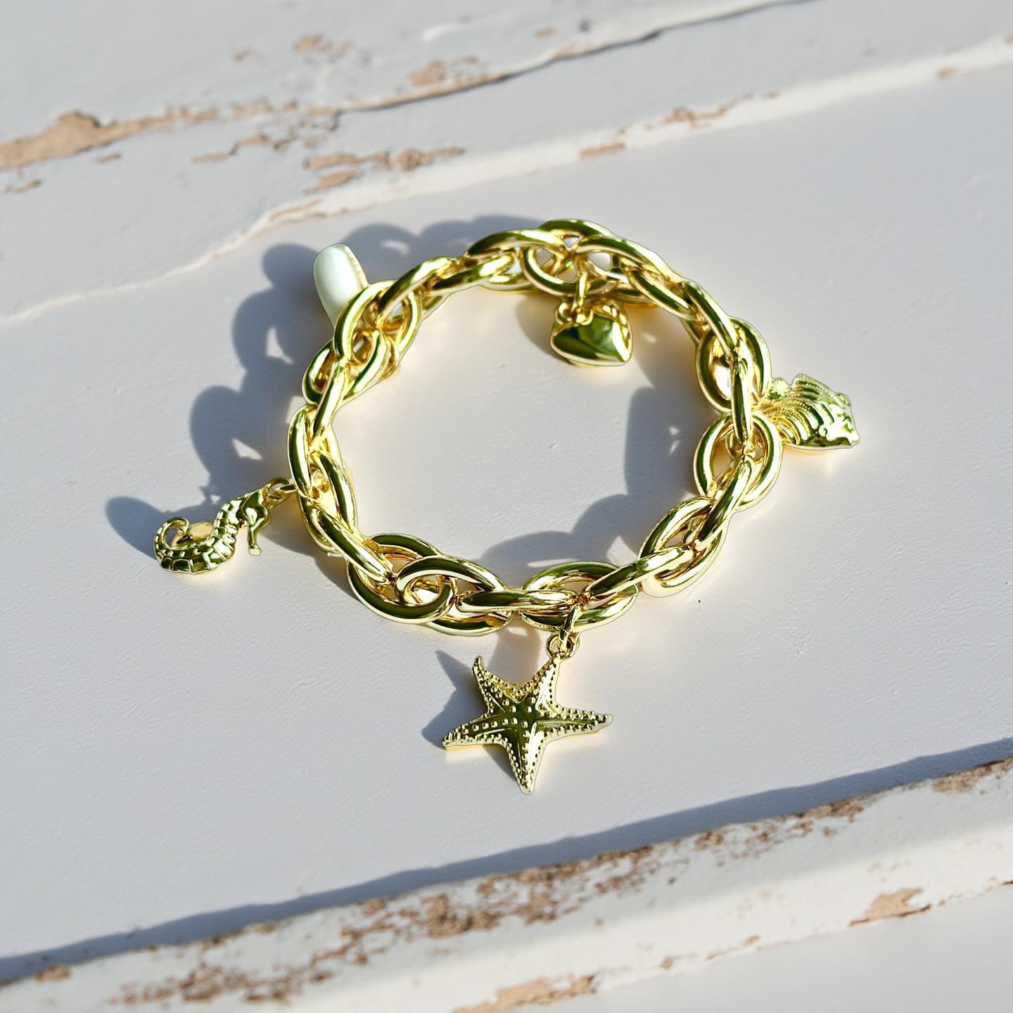 Goldenes Armband | elastisches Gliederketten Armband mit Charms wie Seestern, Seepferdchen, Herz, Fisch und Muschel