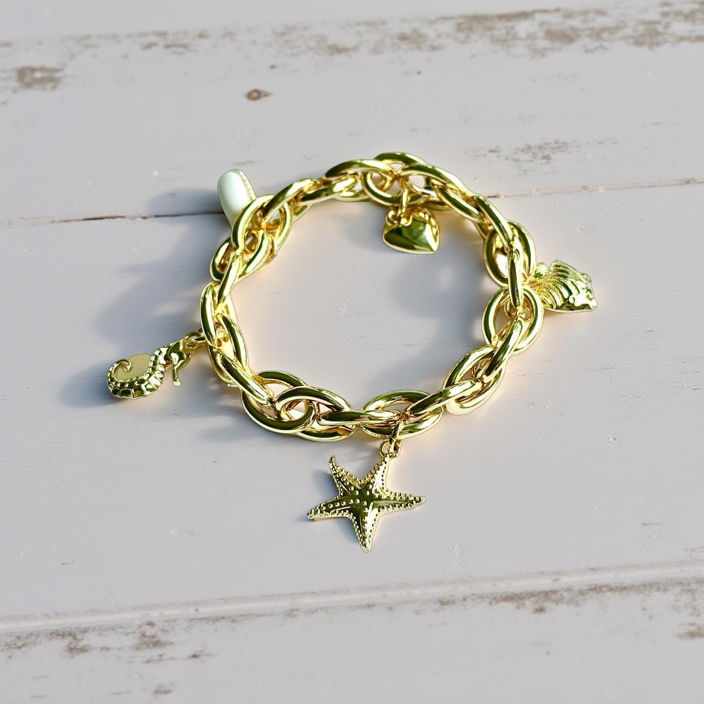 Goldenes Armband | elastisches Gliederketten Armband mit Charms wie Seestern, Seepferdchen, Herz, Fisch und Muschel