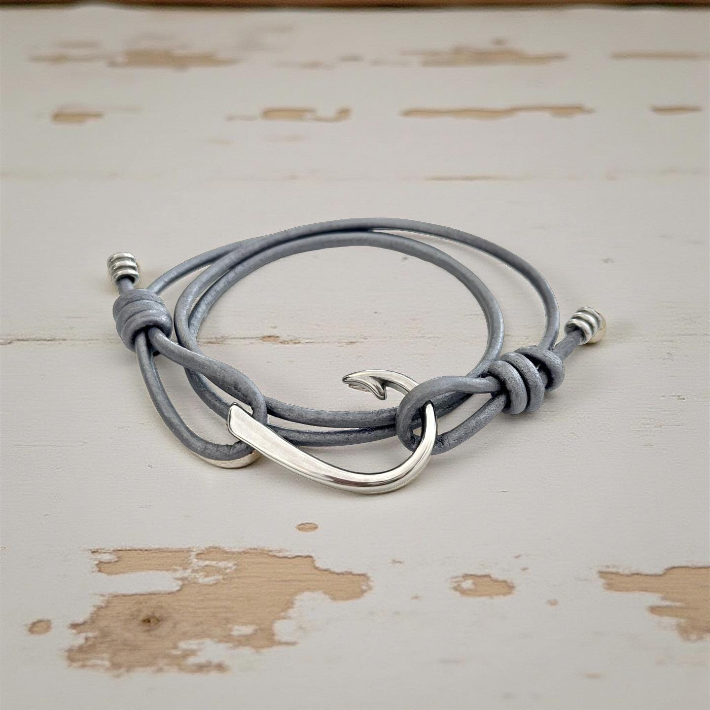 Graues Wickelarmband aus Leder | Angelhaken | für Männer | Lederband Edelstahl | Männerschmuck | Geschenk Armband für Mann