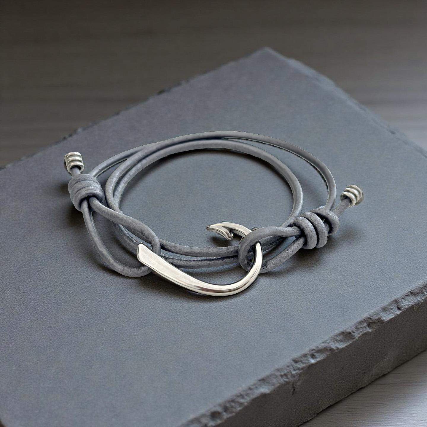 Graues Wickelarmband aus Leder | Angelhaken | für Männer | Lederband Edelstahl | Männerschmuck | Geschenk Armband für Mann
