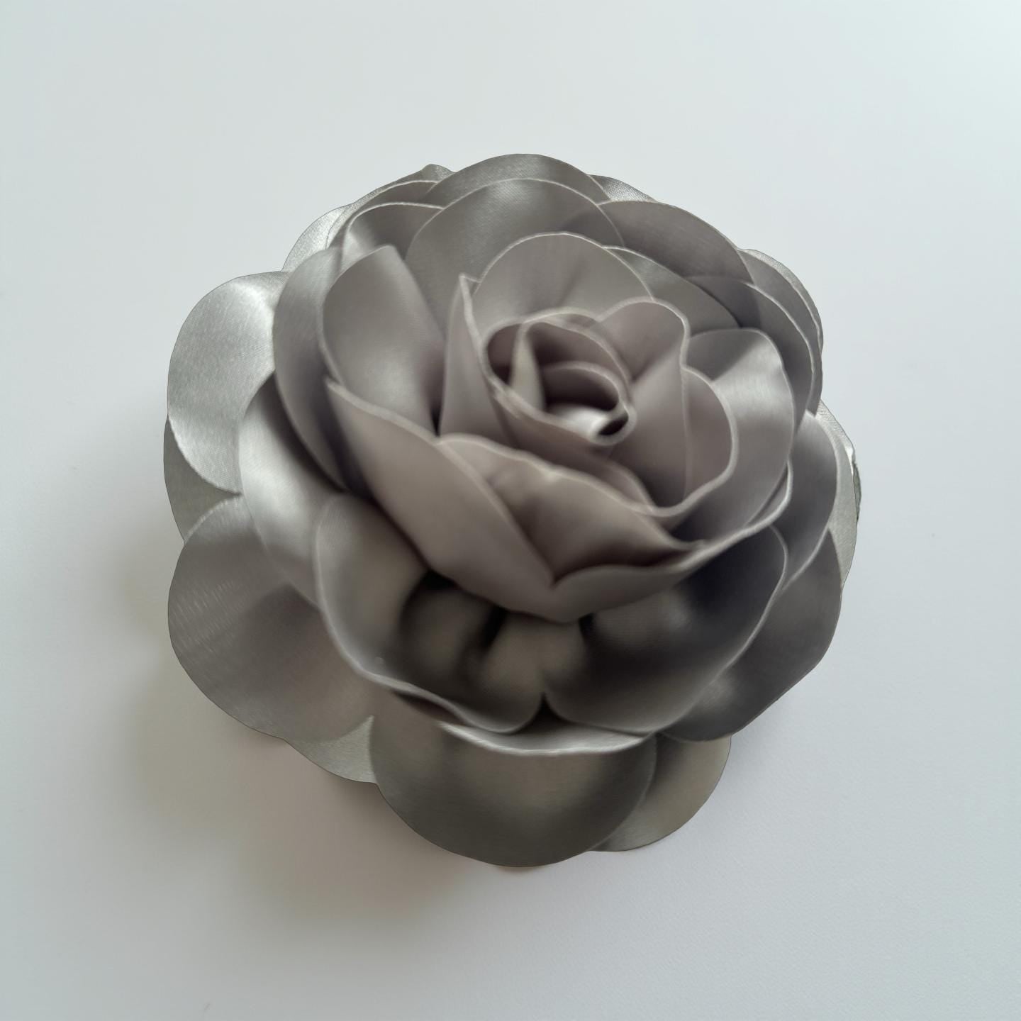 Blüten Brosche aus Satin | Blumen Brosche | Anstecker | Rose zum Anstecken