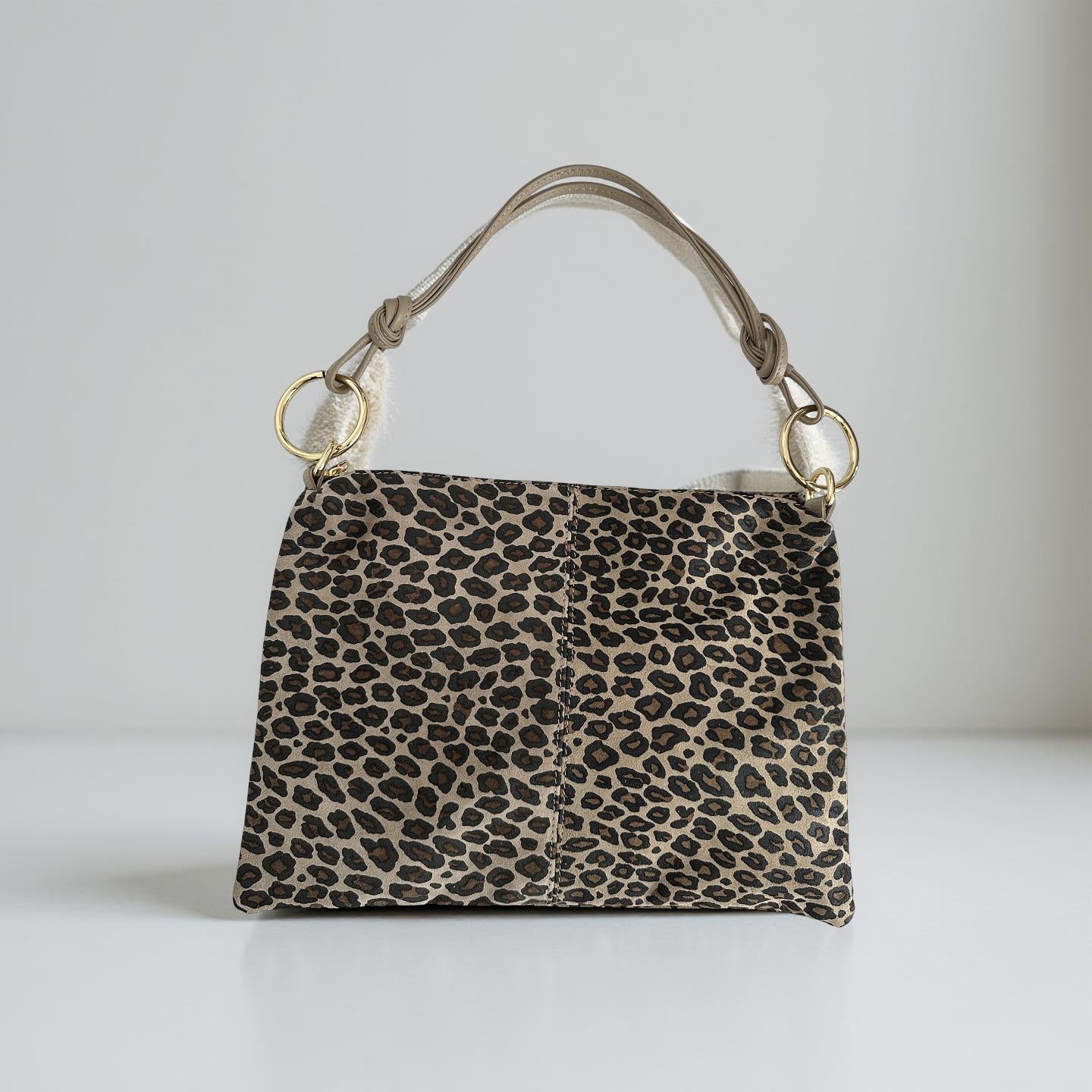 Flache Leo Tasche aus Leder | Leopard | Umhängetasche mit goldenen Ringen | Animal Print Leo Look | Echtleder