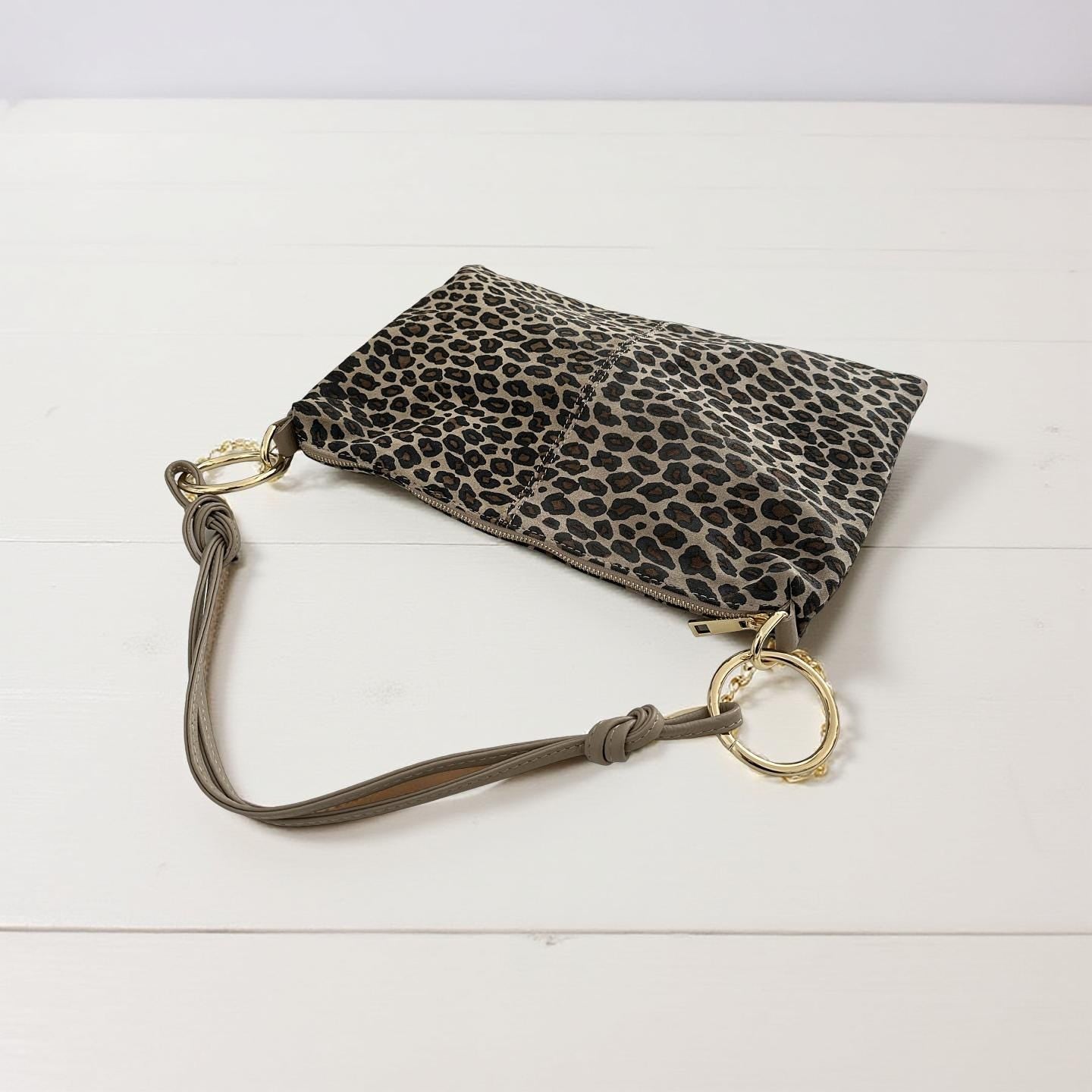 Flache Leo Tasche aus Leder | Leopard | Umhängetasche mit goldenen Ringen | Animal Print Leo Look | Echtleder