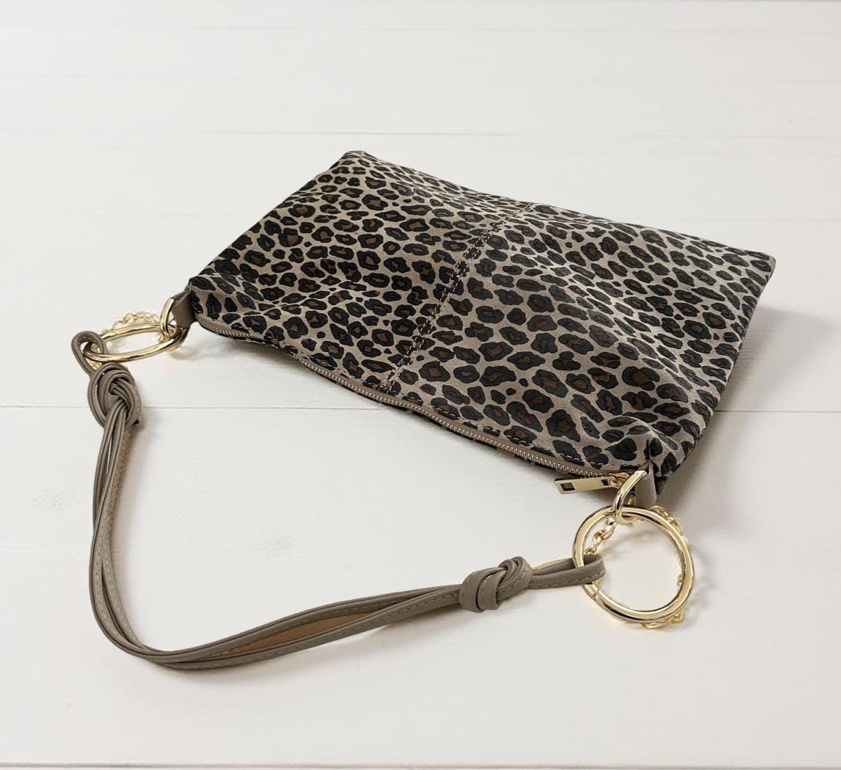 Flache Leo Tasche aus Leder | Leopard | Umhängetasche mit goldenen Ringen | Animal Print Leo Look | Echtleder