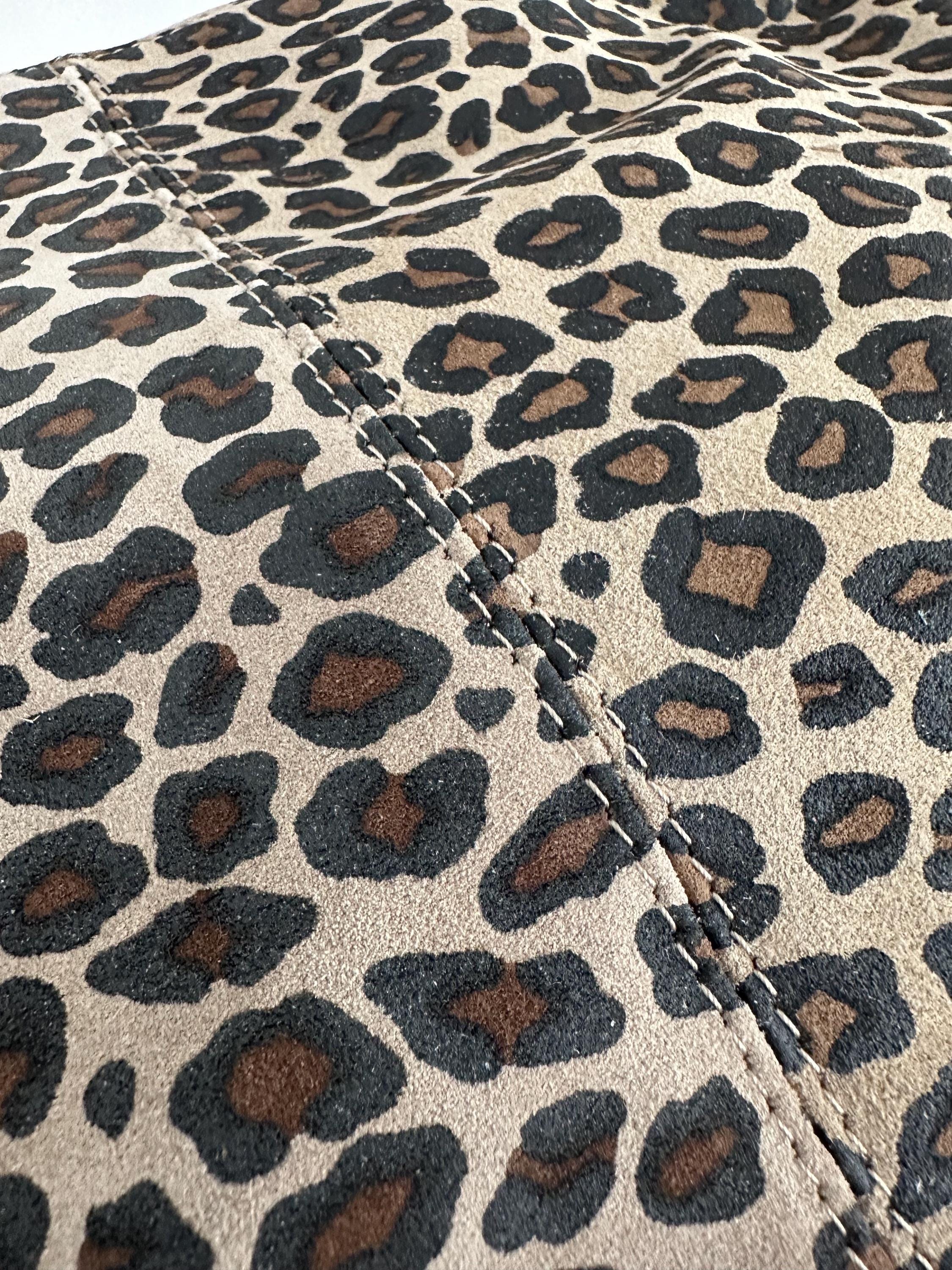 Flache Leo Tasche aus Leder | Leopard | Umhängetasche mit goldenen Ringen | Animal Print Leo Look | Echtleder