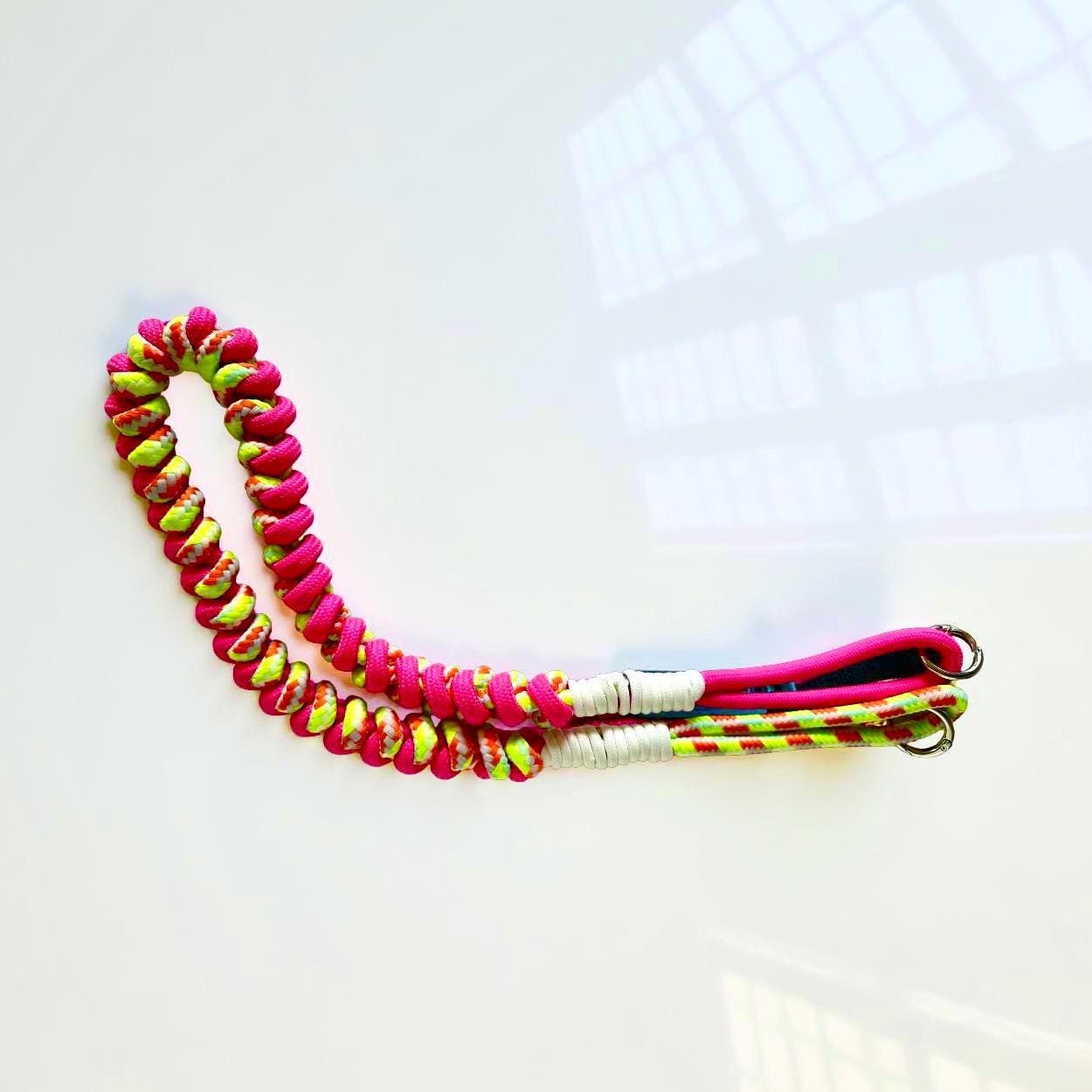Handykette | dicker Handygurt aus Seil geknüpft | als Handyband oder Taschengurt - in leuchtendem Neon Pink und Neon Gelb