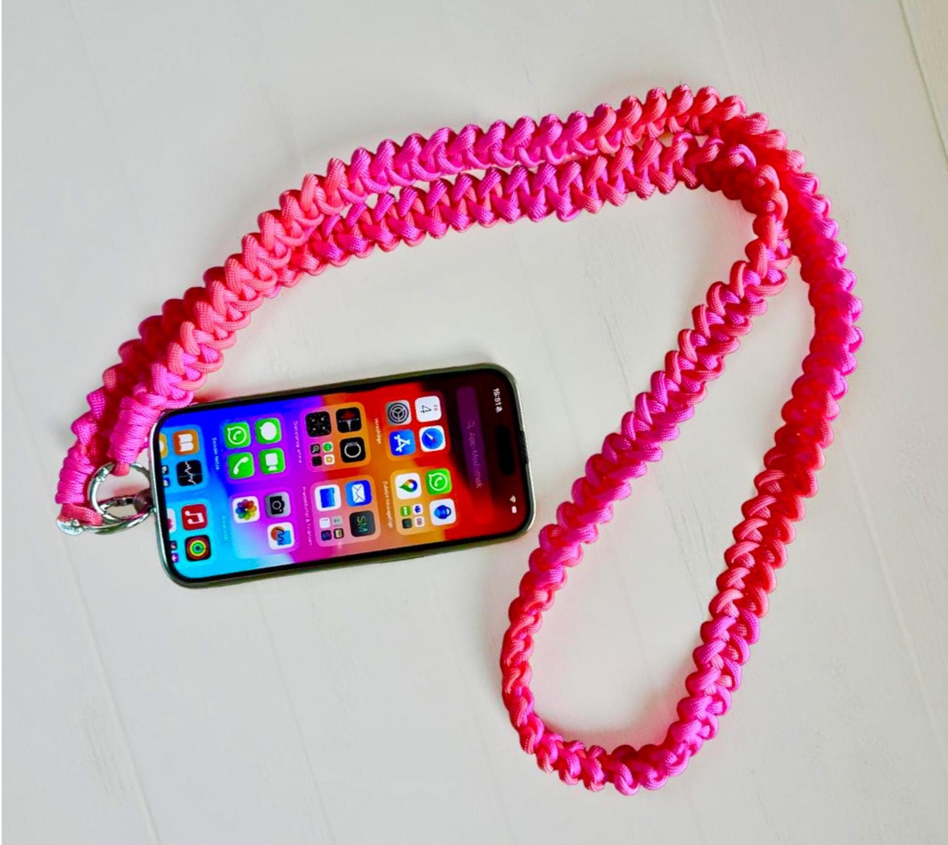 Handyschnur geknüpft Makramee | pink orange | Band für Mobiltelefone inkl. Adapter | Taschengurt | changierender leuchtender Farbverlauf